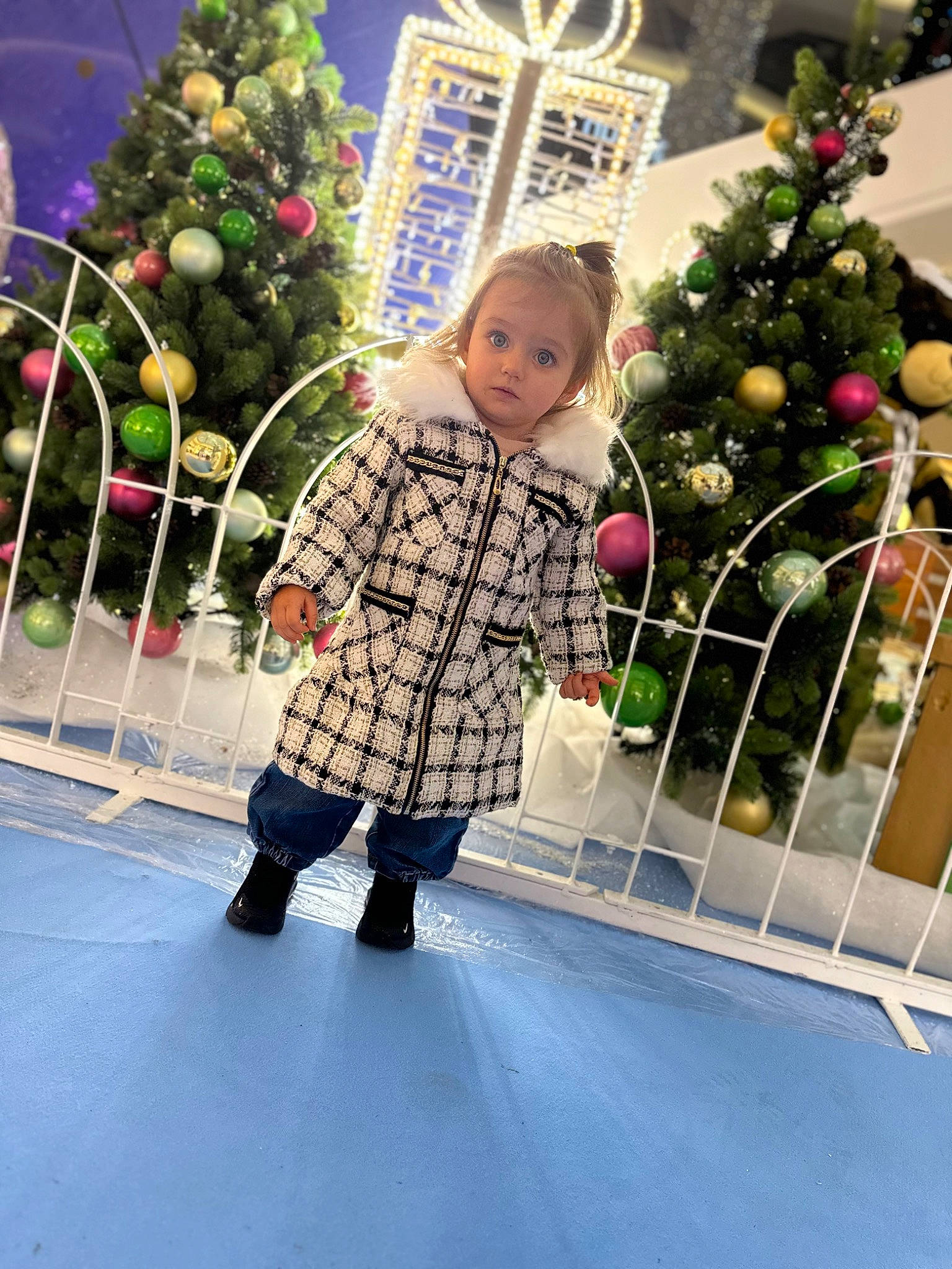 Wilona a rejoint le concours — aidez-le/la à gagner de superbes lots ! baby_toddler_clothing, child, christmas, christmas_decoration, christmas_eve, christmas_ornament, christmas_tree, event, fun, happy, holiday, holiday_ornament, human_body, ornament, pattern, person, plant, standing, toddler, tree