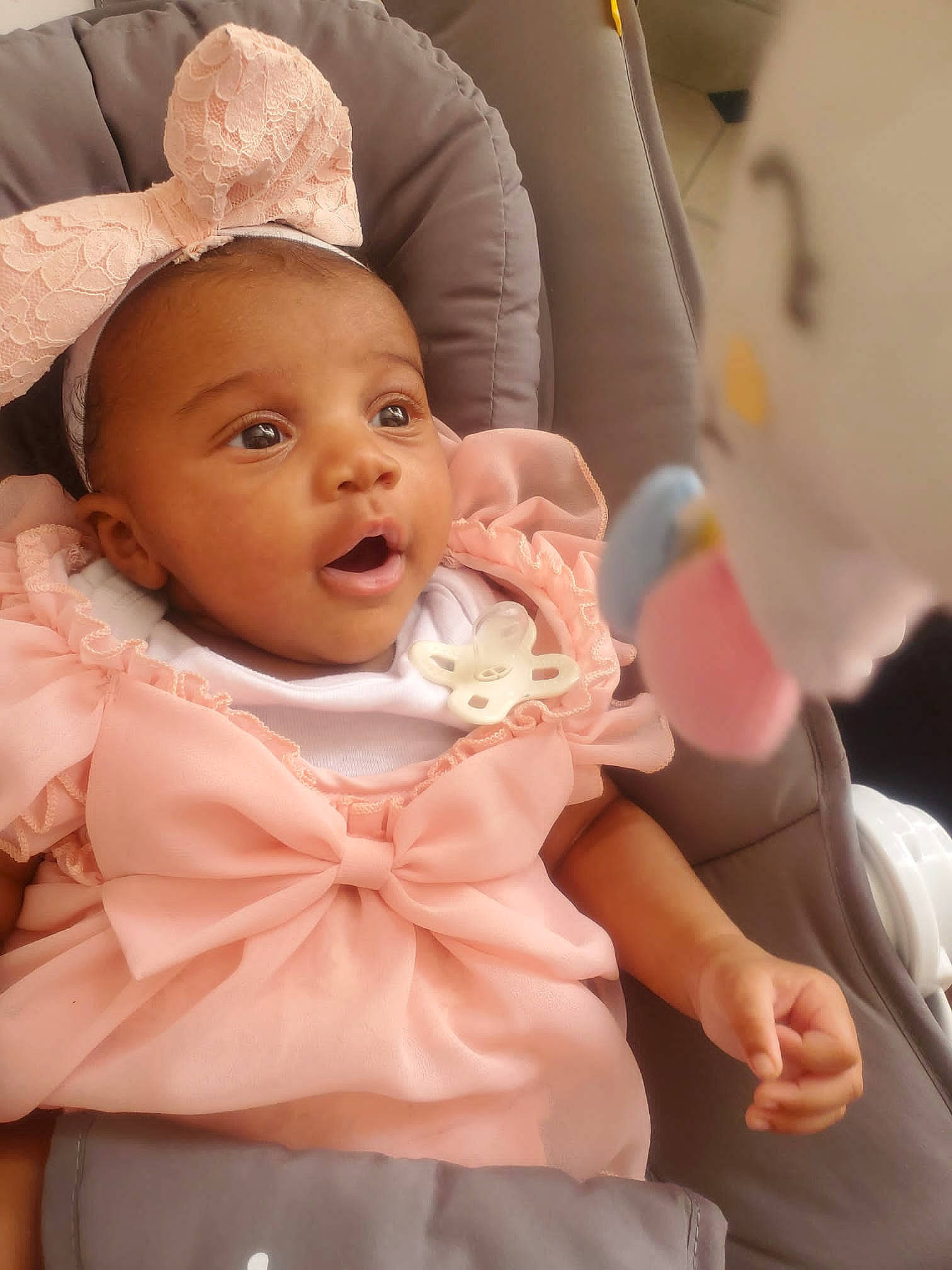 Madina participe au concours pour gagner de l'argent avec cette photo : baby, baby_toddler_clothing, cheek, child, comfort, event, finger, fun, gesture, hand, happy, headpiece, people, person, pink, room, skin, smile, textile, toddler