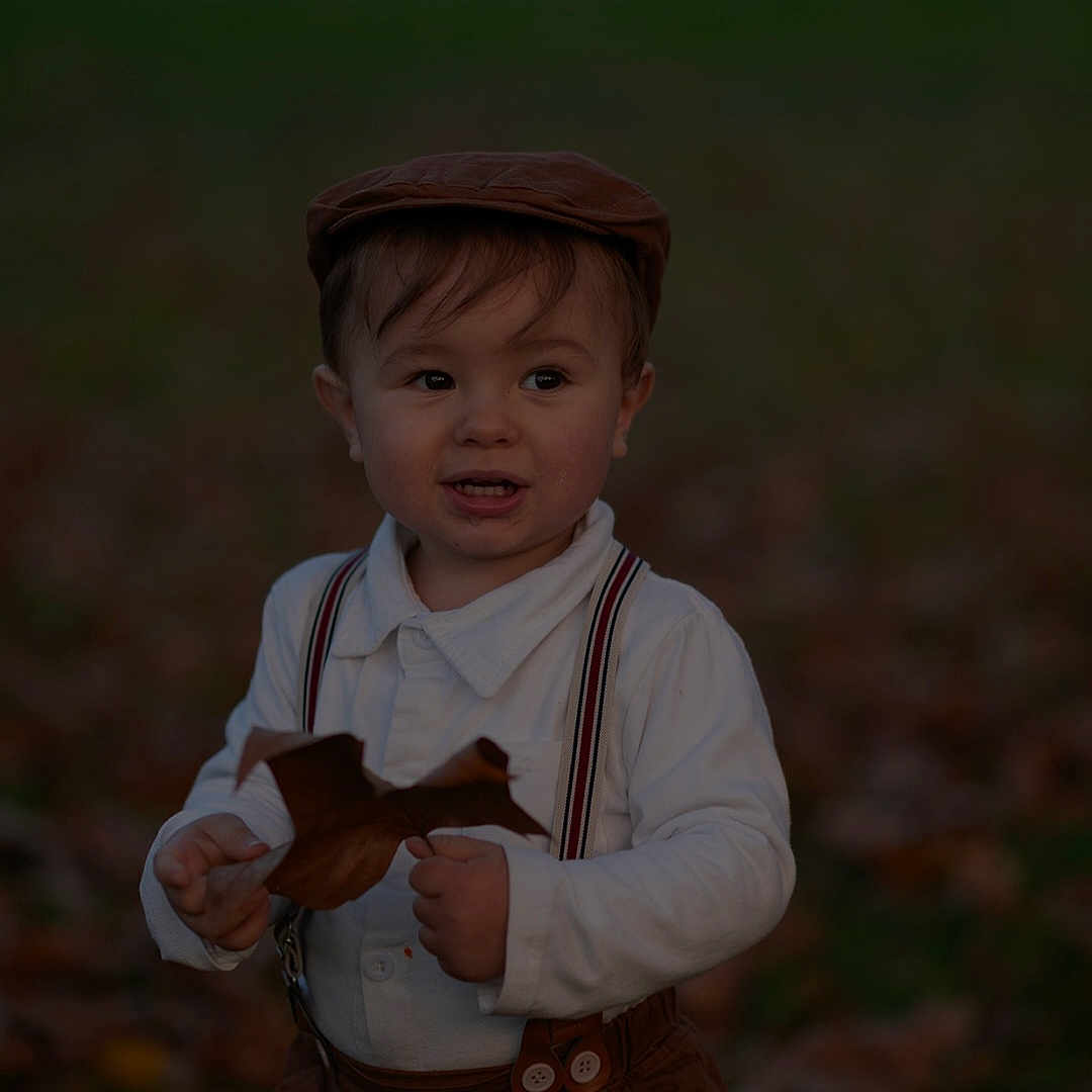 Andgel participe au concours pour gagner de l'argent avec cette photo : autumn, baby, brown_hat, child, curious, cute, fall, fall_leaves, fashion, leaf, nature, outdoor, person, portrait, seasonal, smiling, suspenders, toddler, white_shirt, young_child