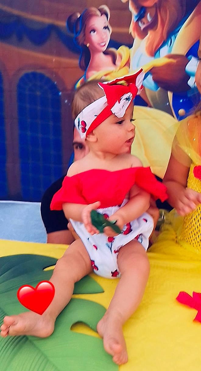 Paytone participe au concours pour gagner de l'argent avec cette photo : child, fictional_character, finger, fun, games, headwear, lap, leg, person, play, thigh, toddler, toy