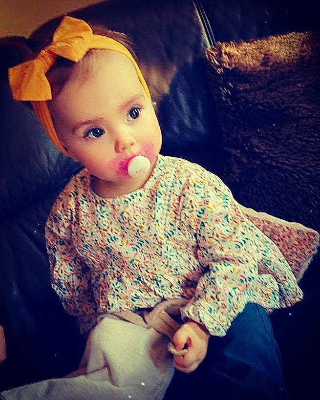 Maily a rejoint le concours — aidez-le/la à gagner de superbes lots ! brown_hair, cheek, child, chin, cloud, cool, doll, eyelash, gesture, hand, happy, head, human_body, iris, lip, long_hair, nose, person, skin, sleeve