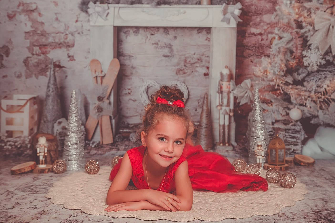 Mina a rejoint le concours — aidez-le/la à gagner de superbes lots ! baby, child, event, fashion, flash_photography, flooring, fun, goggles, happy, headpiece, human, joy, person, pink, red, room, smile, stock_photography, temple, textile