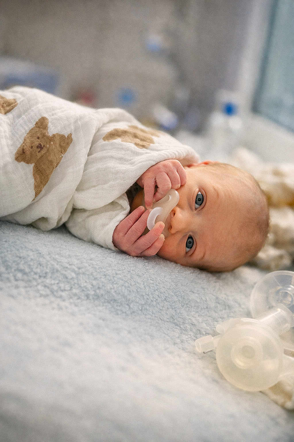 Louis participe au concours pour gagner de l'argent avec cette photo : baby, newborn, pacifier, blanket, teddy_bear_print, blue_eyes, bed, soft_texture, infant, lying_down, hand, face, cute, indoors, young_child, clothing, nursery, resting, comfort, peaceful