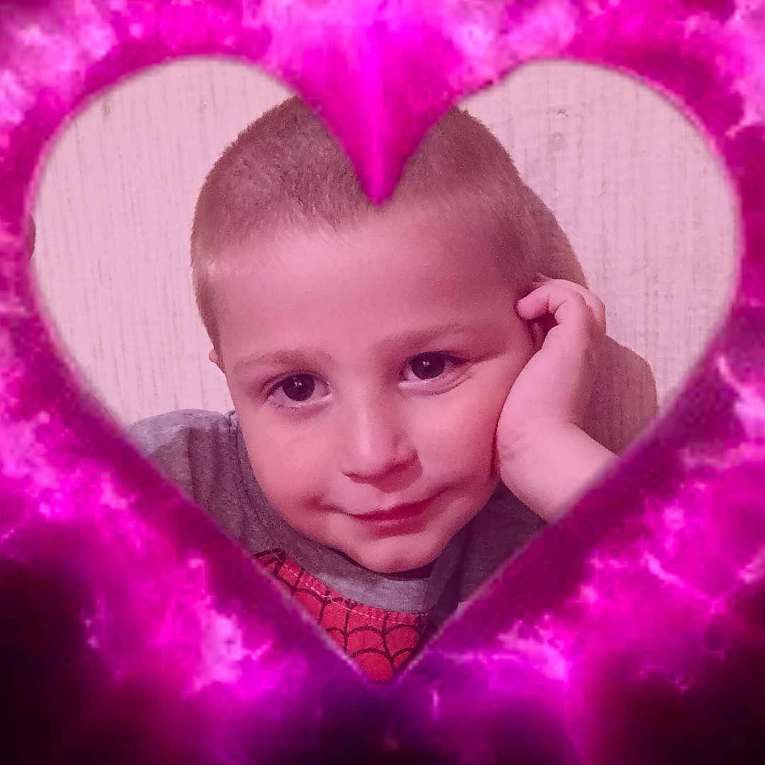 Lucas participe au concours pour gagner de l'argent avec cette photo : boy, casual_clothing, child, colorful, cute, expression, face, glowing, head_and_shoulders, heart_shape, human, indoor, love, portrait, posing, purple_flames, short_hair, smile, wall_background, young