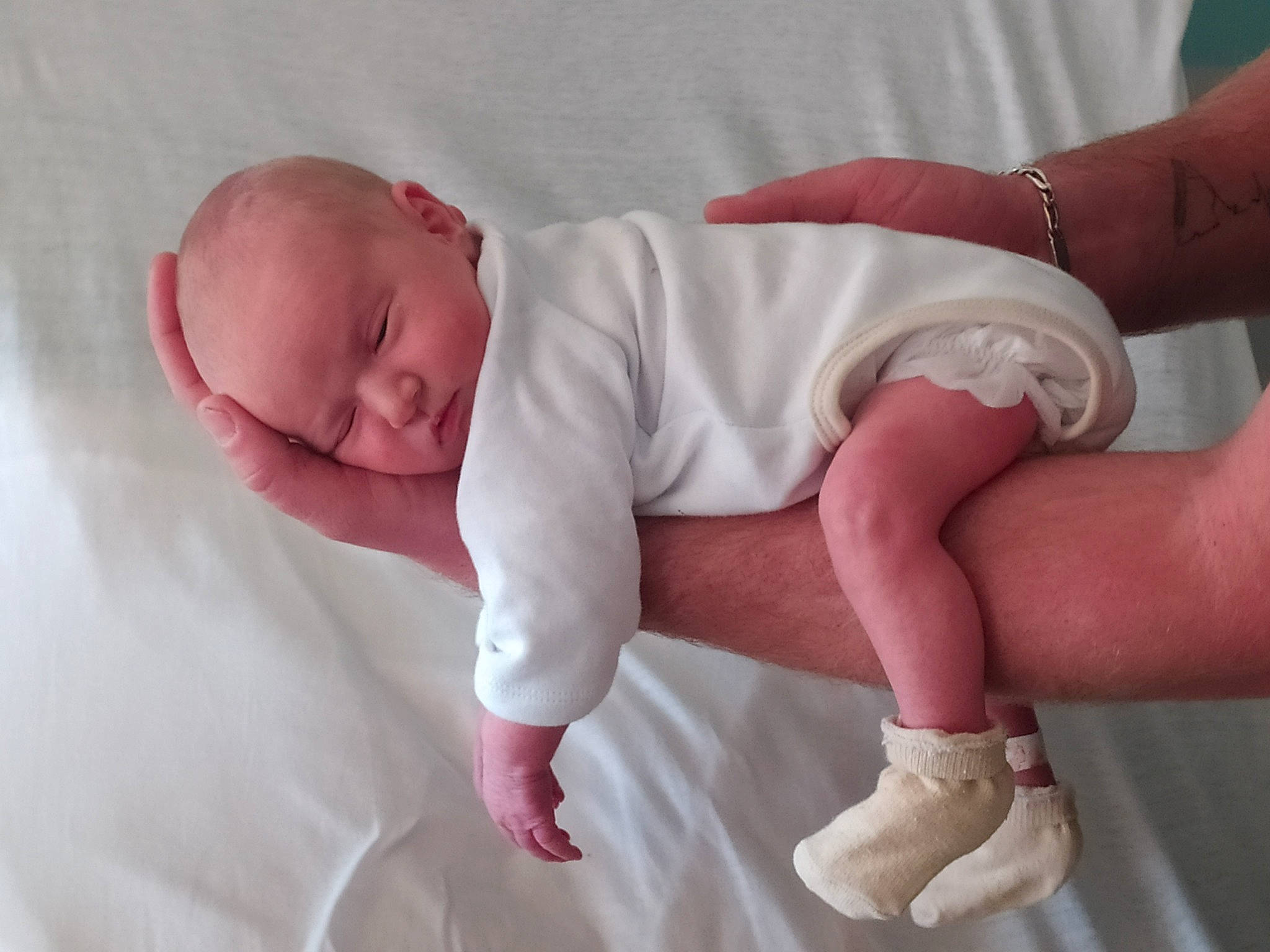 Ema a rejoint le concours — aidez-le/la à gagner de superbes lots ! baby, baby_products, baby_toddler_clothing, cheek, child, comfort, eye, finger, hand, human_body, joint, knee, leg, person, pink, skin, sleeve, sock, thigh, thumb