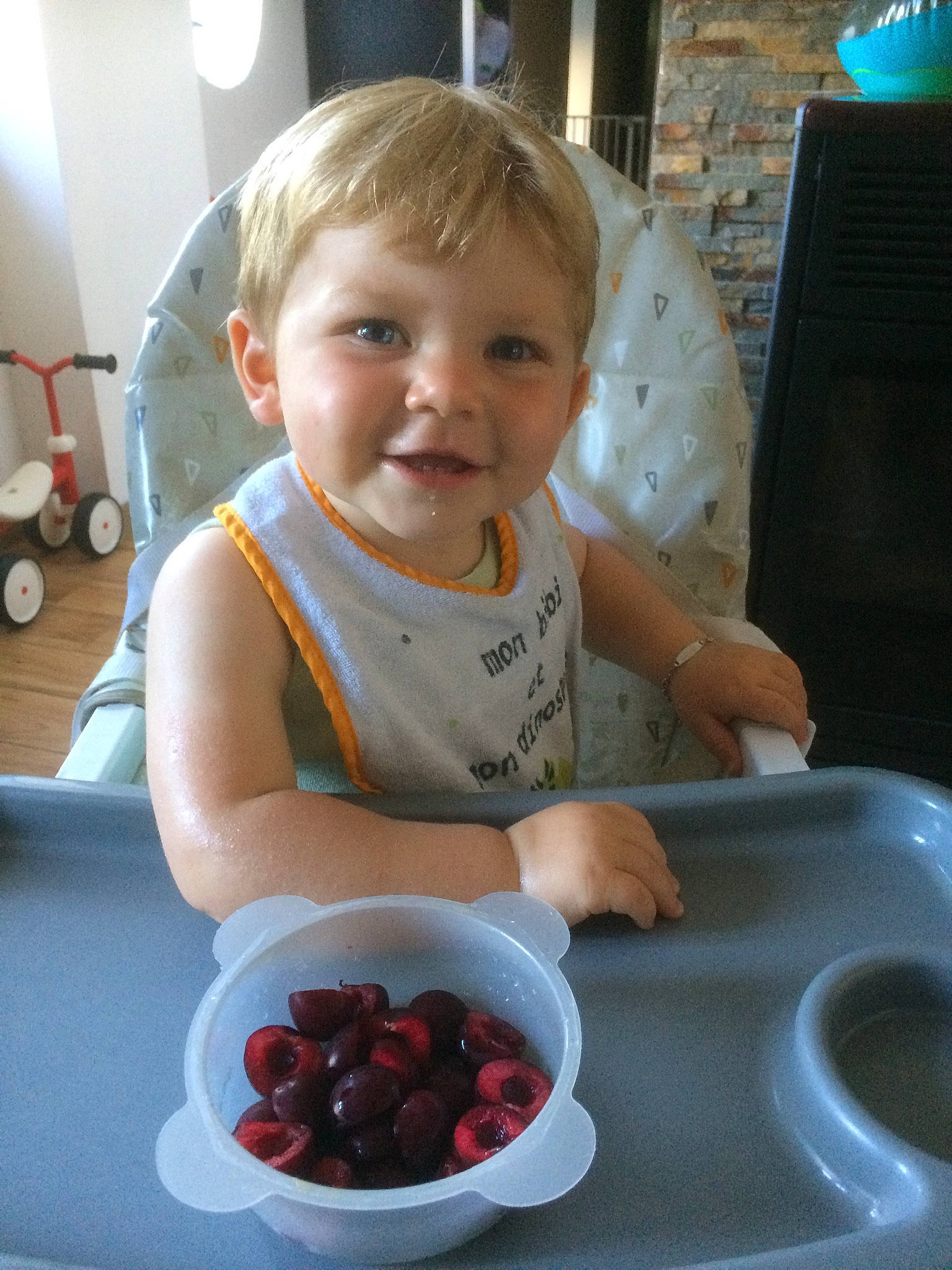 Noha a rejoint le concours — aidez-le/la à gagner de superbes lots ! baby, berry, breakfast, child, comfort_food, eating, food, fruit, joy, person, plant, play, toddler
