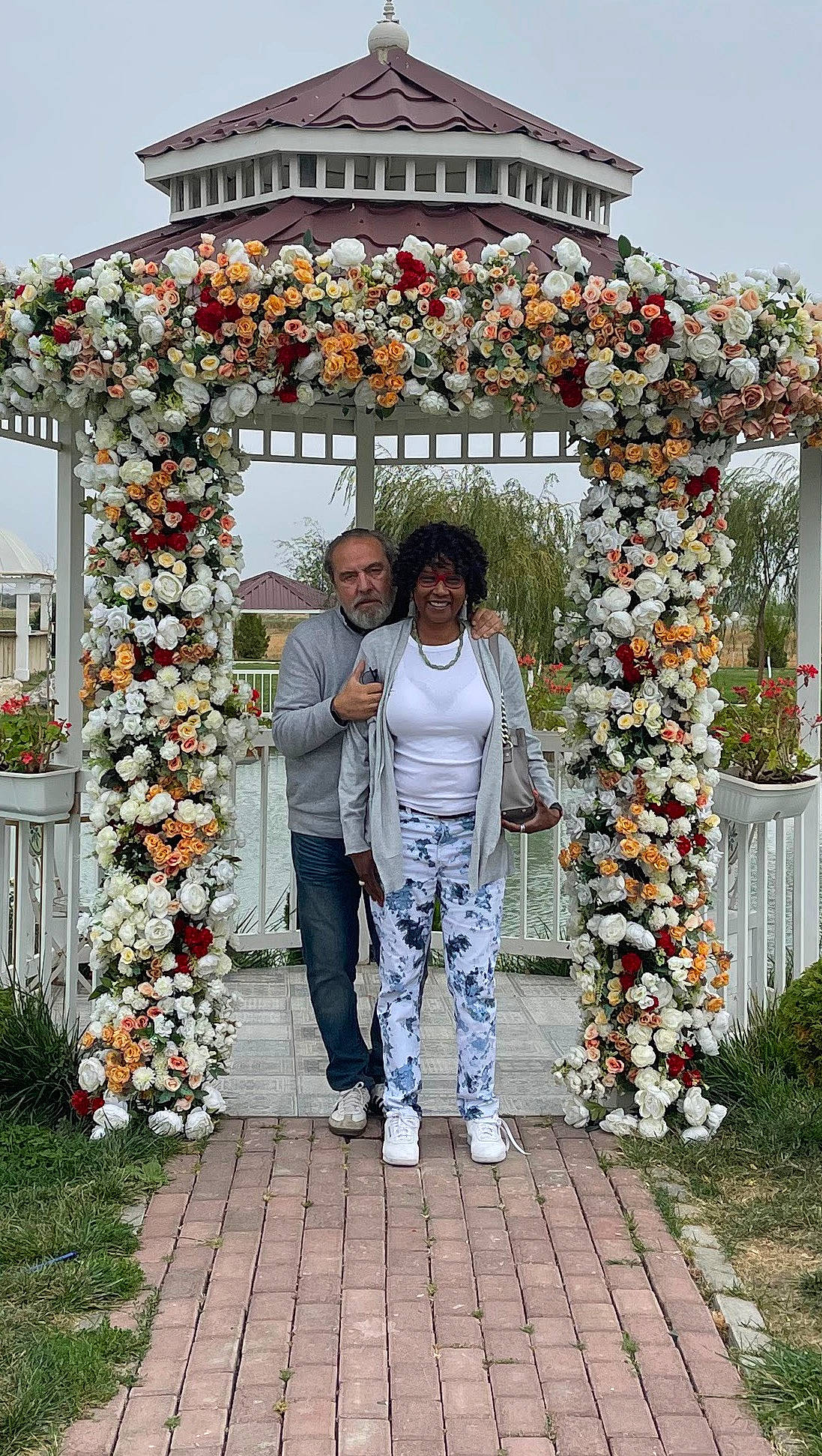 Gianna is registered to the contest to win money with this photo: arch, botany, building, event, facade, floral_design, floristry, flower, flower_arranging, gesture, grass, happy, headwear, joy, leisure, people, person, plant, sky, smile