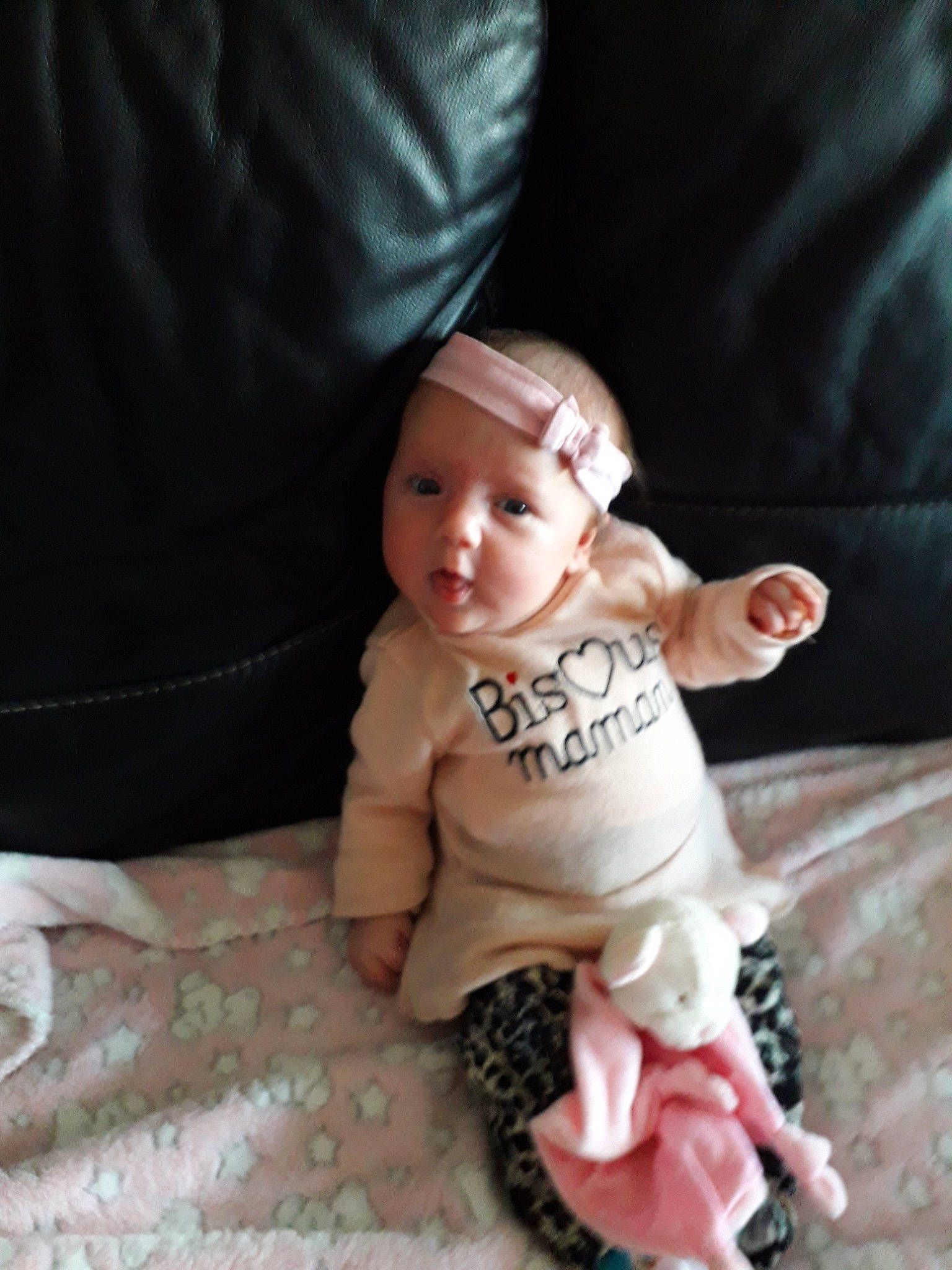 Aimy a rejoint le concours — aidez-le/la à gagner de superbes lots ! baby, child, doll, figurine, person, shoe, sitting, skin, smile, toddler, toy