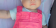 Romy a rejoint le concours — aidez-le/la à gagner de superbes lots ! baby, infant, headband, pink_overall, blanket, soft_texture, cute, portrait, child, lying_down, indoors, clothing, headwear, face, skin, small_hand, infant_girl, baby_fashion, closeup, peaceful