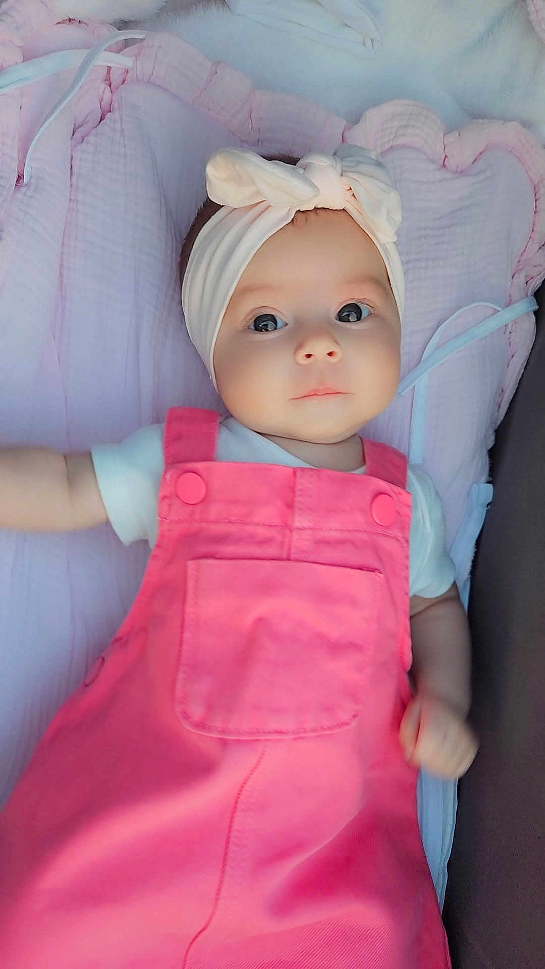 Romy a rejoint le concours — aidez-le/la à gagner de superbes lots ! baby, infant, headband, pink_overall, blanket, soft_texture, cute, portrait, child, lying_down, indoors, clothing, headwear, face, skin, small_hand, infant_girl, baby_fashion, closeup, peaceful