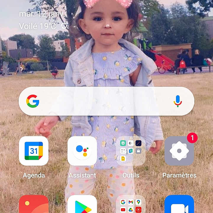 Aya a rejoint le concours — aidez-le/la à gagner de superbes lots ! hair_accessory, happy, love, photo_caption, play, playing_with_kids
