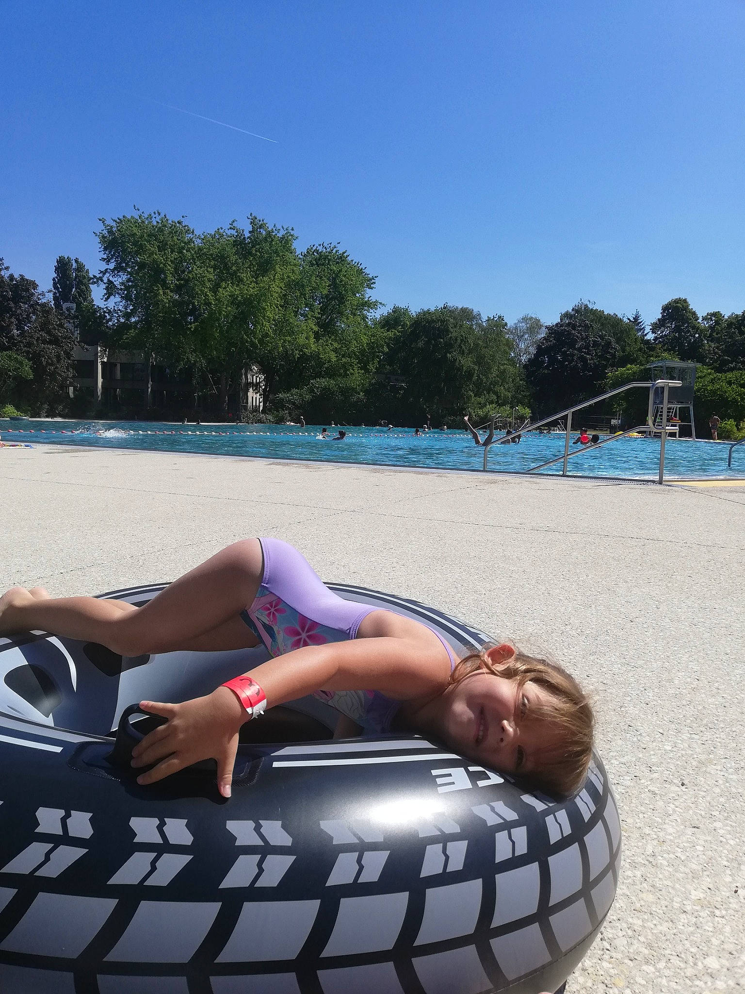 Zayna a rejoint le concours — aidez-le/la à gagner de superbes lots ! automotive_tire, barechested, beach, chest, fun, leg, leisure, muscle, person, physical_fitness, recreation, summer, sun_tanning, tourism, tubing, vacation, vehicle