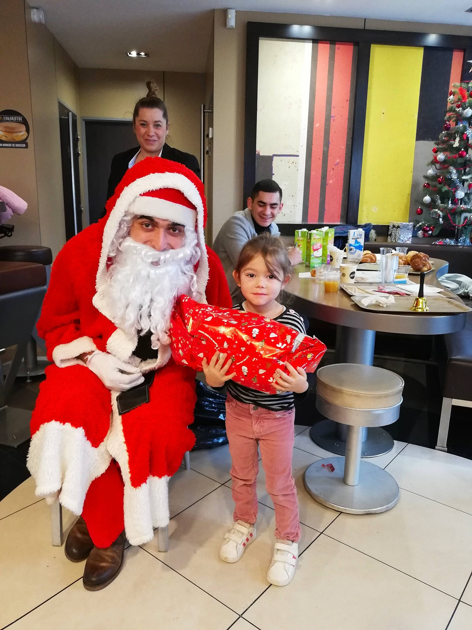 Zayna participe au concours pour gagner de l'argent avec cette photo : christmas, christmas_eve, costume, event, fictional_character, headwear, holiday, joy, lap, person, santa_claus