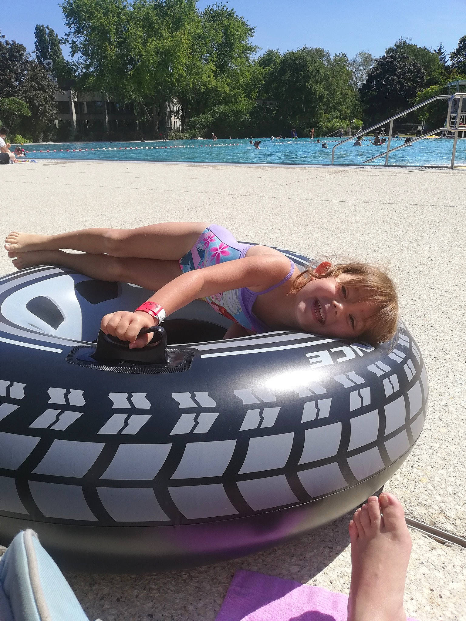 Zayna a rejoint le concours — aidez-le/la à gagner de superbes lots ! automotive_tire, automotive_wheel_system, fun, games, inflatable, joy, leisure, person, recreation, summer, tire, tubing, vacation