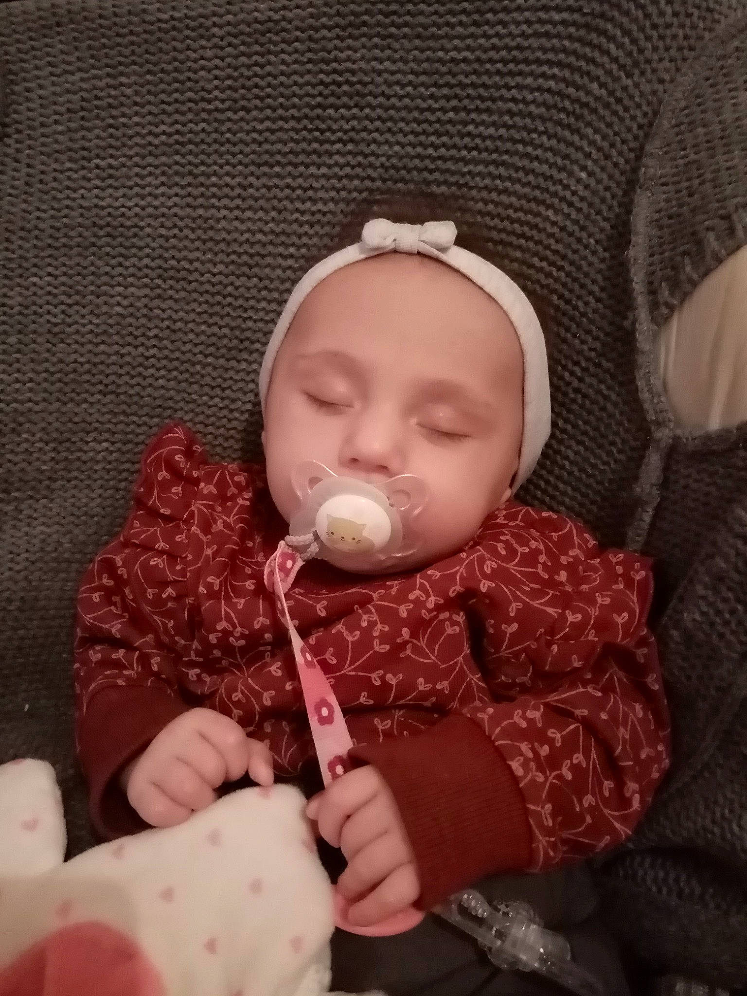 Allyhanna a rejoint le concours — aidez-le/la à gagner de superbes lots ! baby, baby_products, baby_sleeping, baby_toddler_clothing, beanie, carmine, cheek, child, comfort, eye, face, finger, headwear, knit_cap, lip, nose, pattern, person, pink, sitting