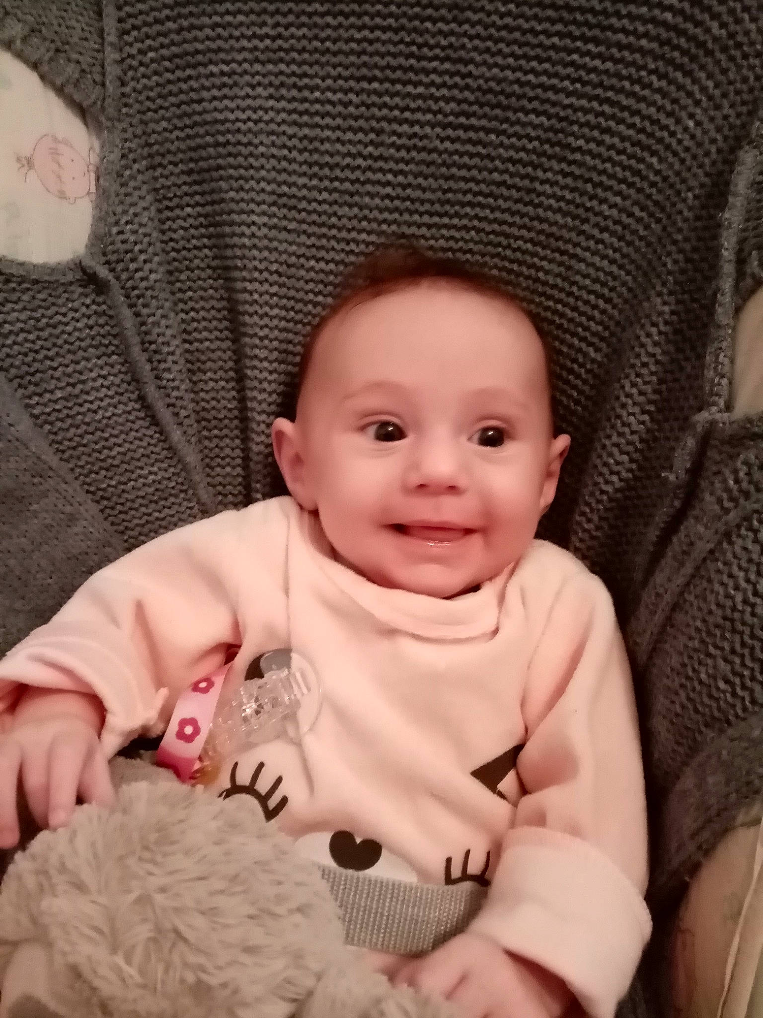 Allyhanna a rejoint le concours — aidez-le/la à gagner de superbes lots ! baby, baby_toddler_clothing, cheek, chin, comfort, finger, gesture, happy, head, iris, joy, linens, mouth, nose, person, pink, skin, sleeve, smile, textile