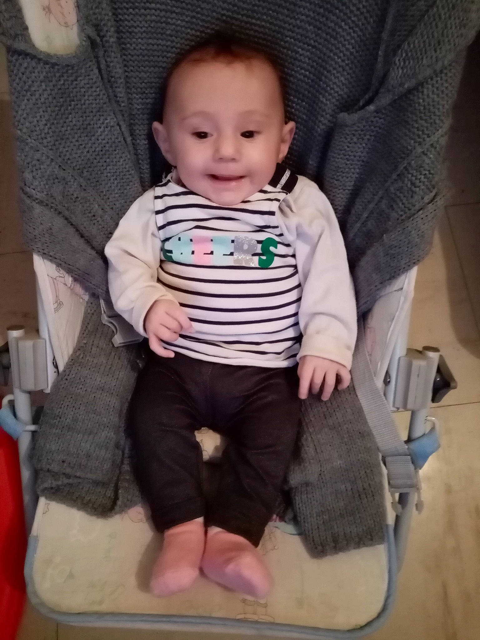 Allyhanna a rejoint le concours — aidez-le/la à gagner de superbes lots ! baby, baby_carriage, baby_products, baby_safety, baby_toddler_clothing, cheek, child, comfort, electric_blue, face, foot, head, joy, pattern, person, product, sitting, skin, sleeve, smile