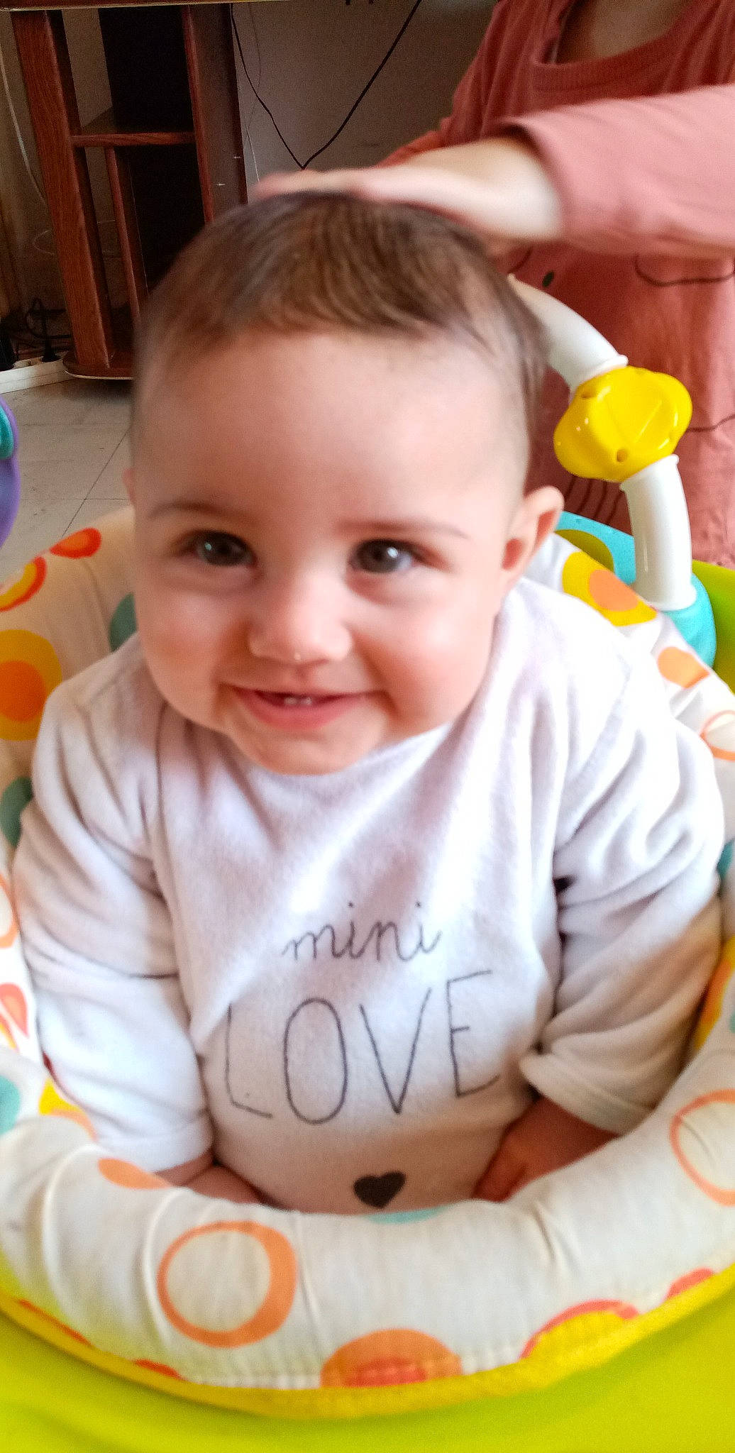 Giullia participe au concours pour gagner de l'argent avec cette photo : baby, baby_toddler_clothing, cheek, chin, eye, face, facial_expression, finger, fun, hairstyle, happy, head, iris, joy, mouth, nose, person, product, skin, sleeve