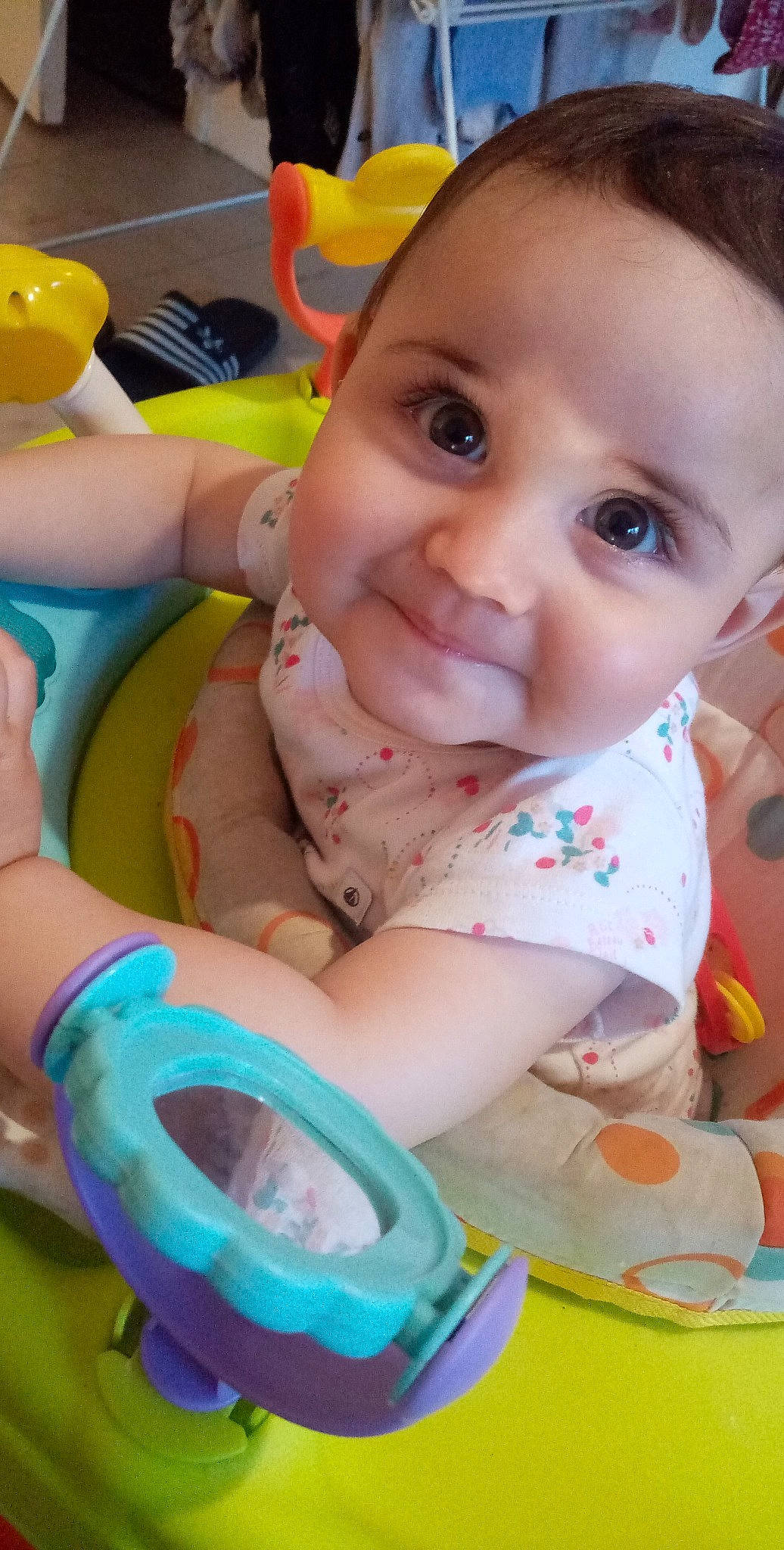 Giullia participe au concours pour gagner de l'argent avec cette photo : baby, baby_playing_with_toys, baby_products, baby_safety, baby_toddler_clothing, bathing, bib, cheek, child, eyelash, fun, happy, head, leisure, mouth, person, product, sitting, skin, toddler