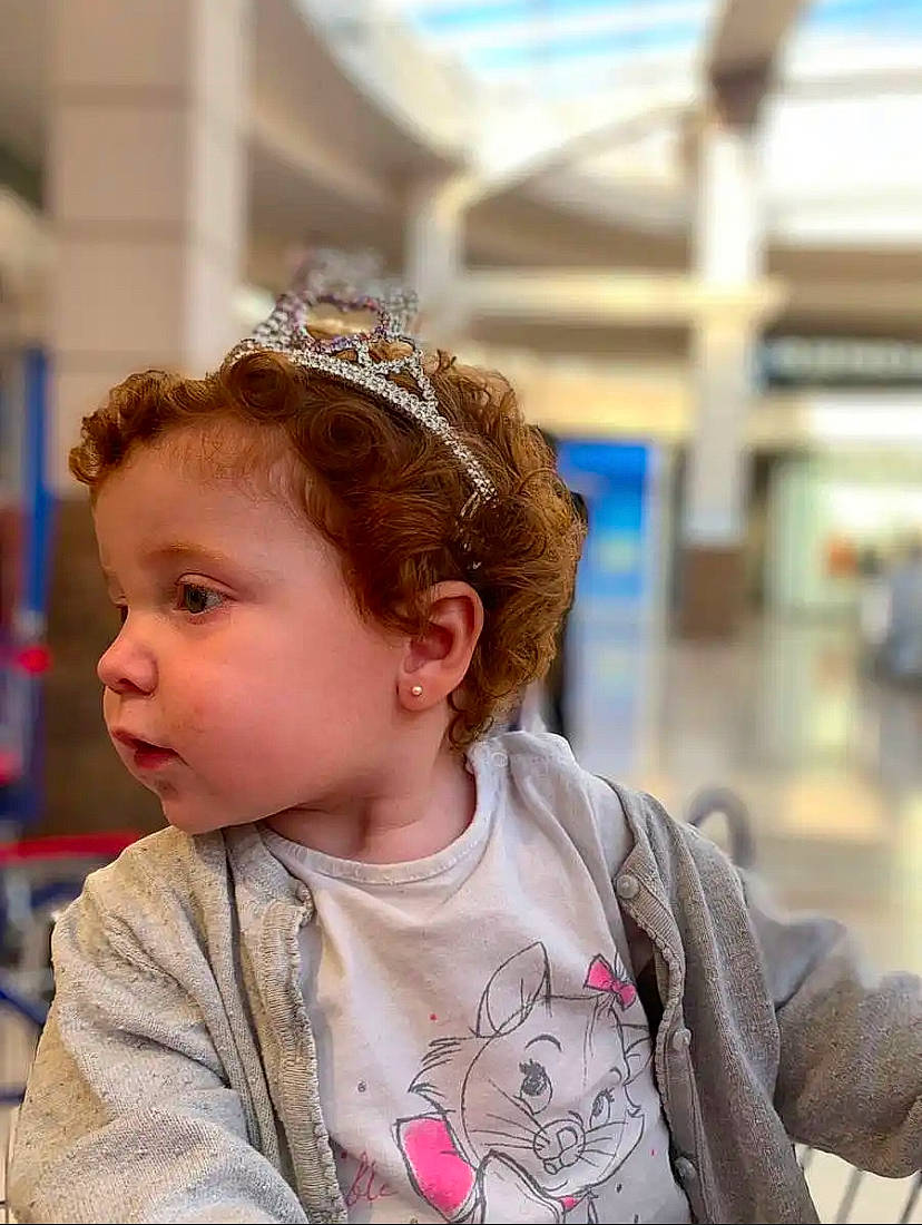 Emma participe au concours pour gagner de l'argent avec cette photo : baby, baby_toddler_clothing, blond, brown_hair, child, ear, eyelash, eyewear, fashion_accessory, fun, hair_accessory, happy, headband, headpiece, jewellery, leisure, neck, person, skin, sleeve