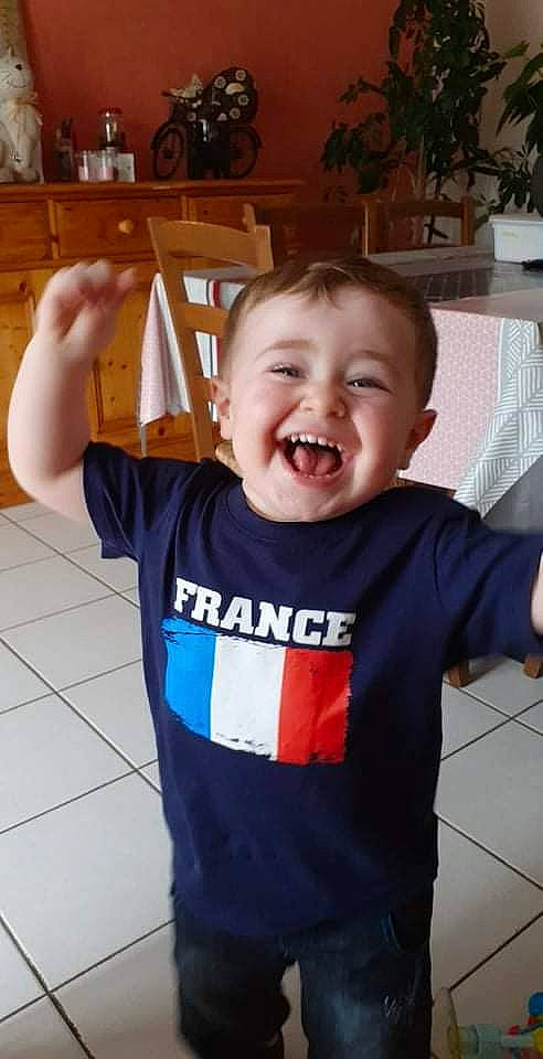 Gabriel participe au concours pour gagner de l'argent avec cette photo : arm, cheek, chin, gesture, hand, happy, iris, jaw, joint, mouth, neck, nose, organ, person, shoulder, skin, sleeve, smile, standing, tooth