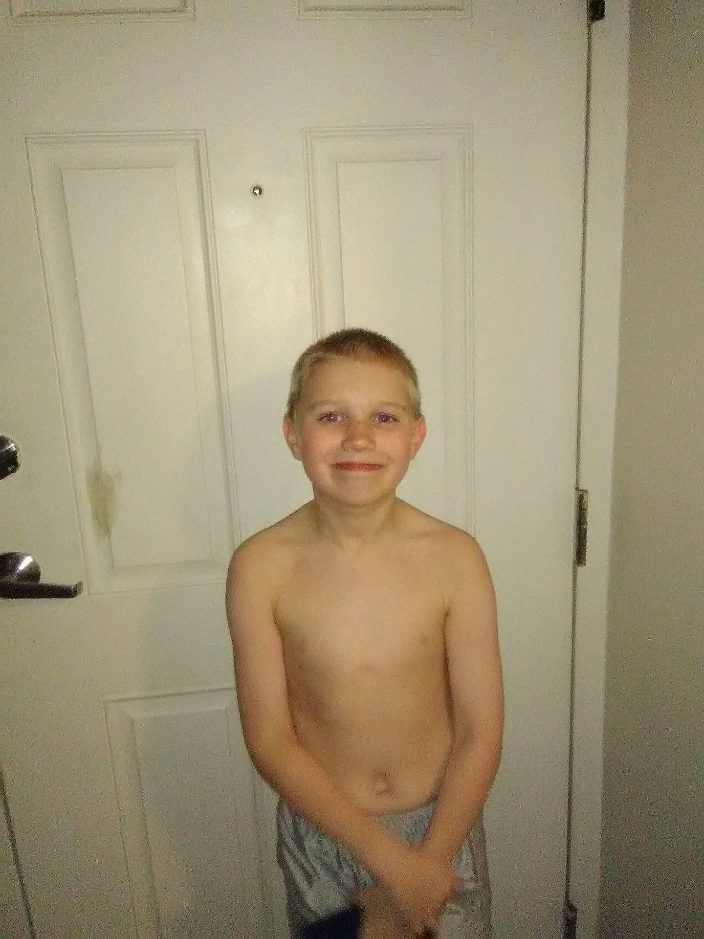 Brice is registered to the contest to win money with this photo: arm, barechestedness, boy, chest, hair, hairstyle, human_positions, joy, male, man, muscle, person