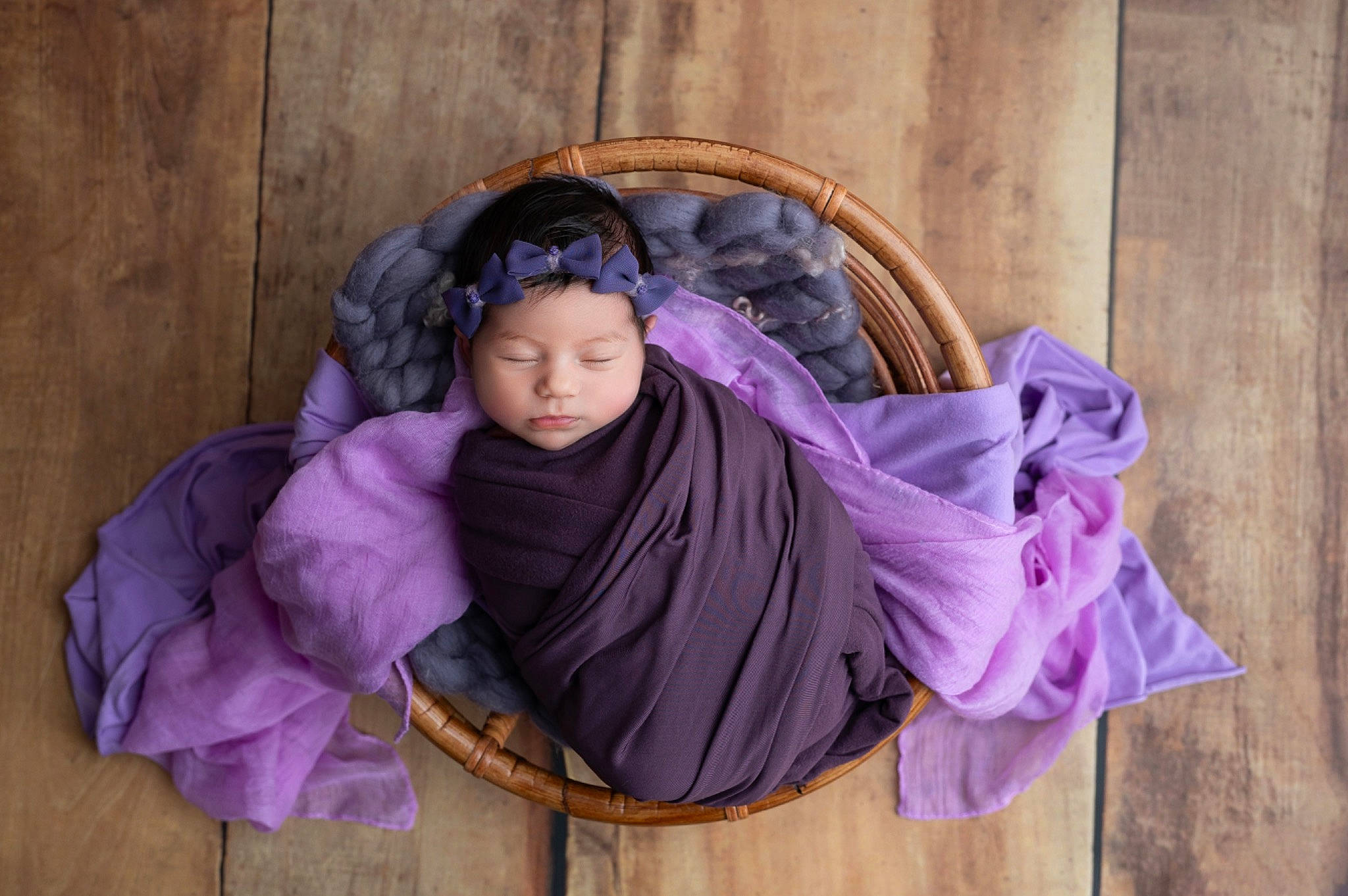 Jenna a rejoint le concours — aidez-le/la à gagner de superbes lots ! baby, baby_carriage, baby_products, child, comfort, eye, fashion_accessory, fun, grass, headgear, headwear, leisure, magenta, person, pink, plant, purple, sitting, toddler, violet