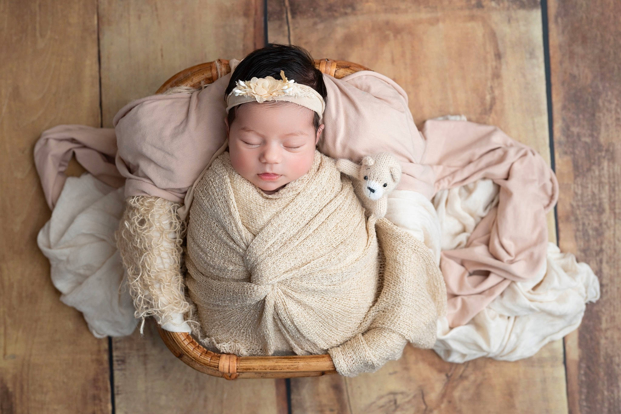 Jenna a rejoint le concours — aidez-le/la à gagner de superbes lots ! baby, baby_toddler_clothing, cap, child, comfort, embellishment, fashion_accessory, flooring, fur, hair_accessory, hardwood, headgear, headwear, knit_cap, pattern, person, sitting, sleeve, toddler, wood