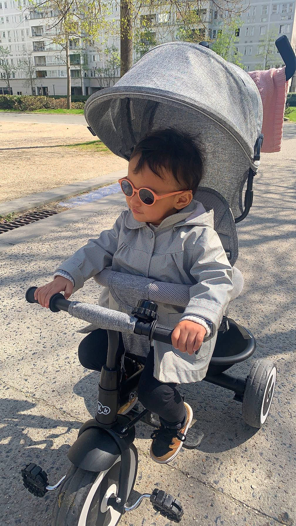 Vaheana participe au concours pour gagner de l'argent avec cette photo : baby_carriage, baby_products, boot, cap, child, eyewear, fun, hat, helmet, person, personal_protective_equipment, photograph, plant, recreation, shoe, sitting, sneakers, sun_hat, tire, toddler