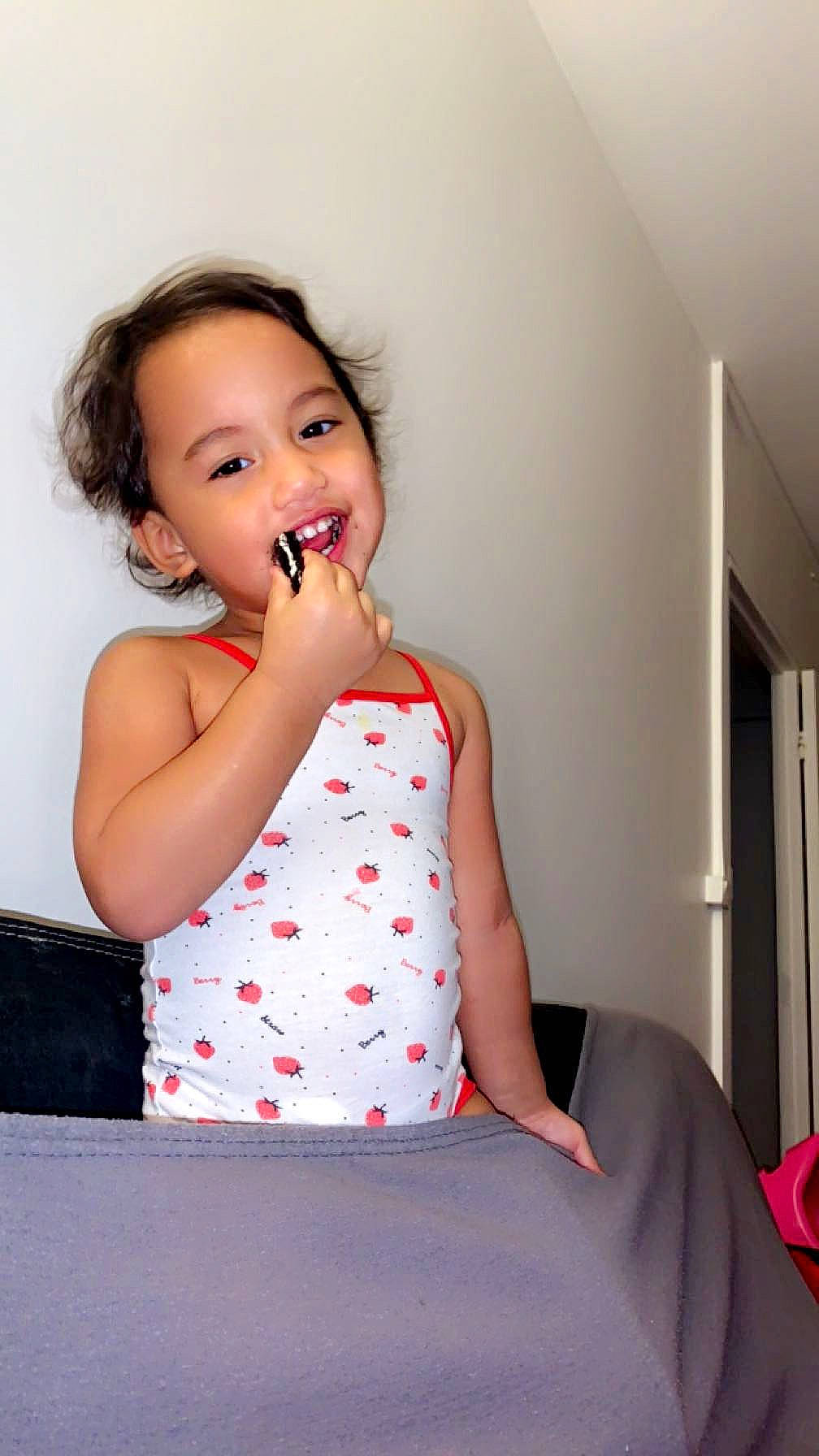 Vaheana participe au concours pour gagner de l'argent avec cette photo : baby_toddler_clothing, child, chin, elbow, finger, flash_photography, gesture, happy, human_leg, joint, joy, knee, lip, neck, person, pink, shoulder, skin, sleeve, thigh