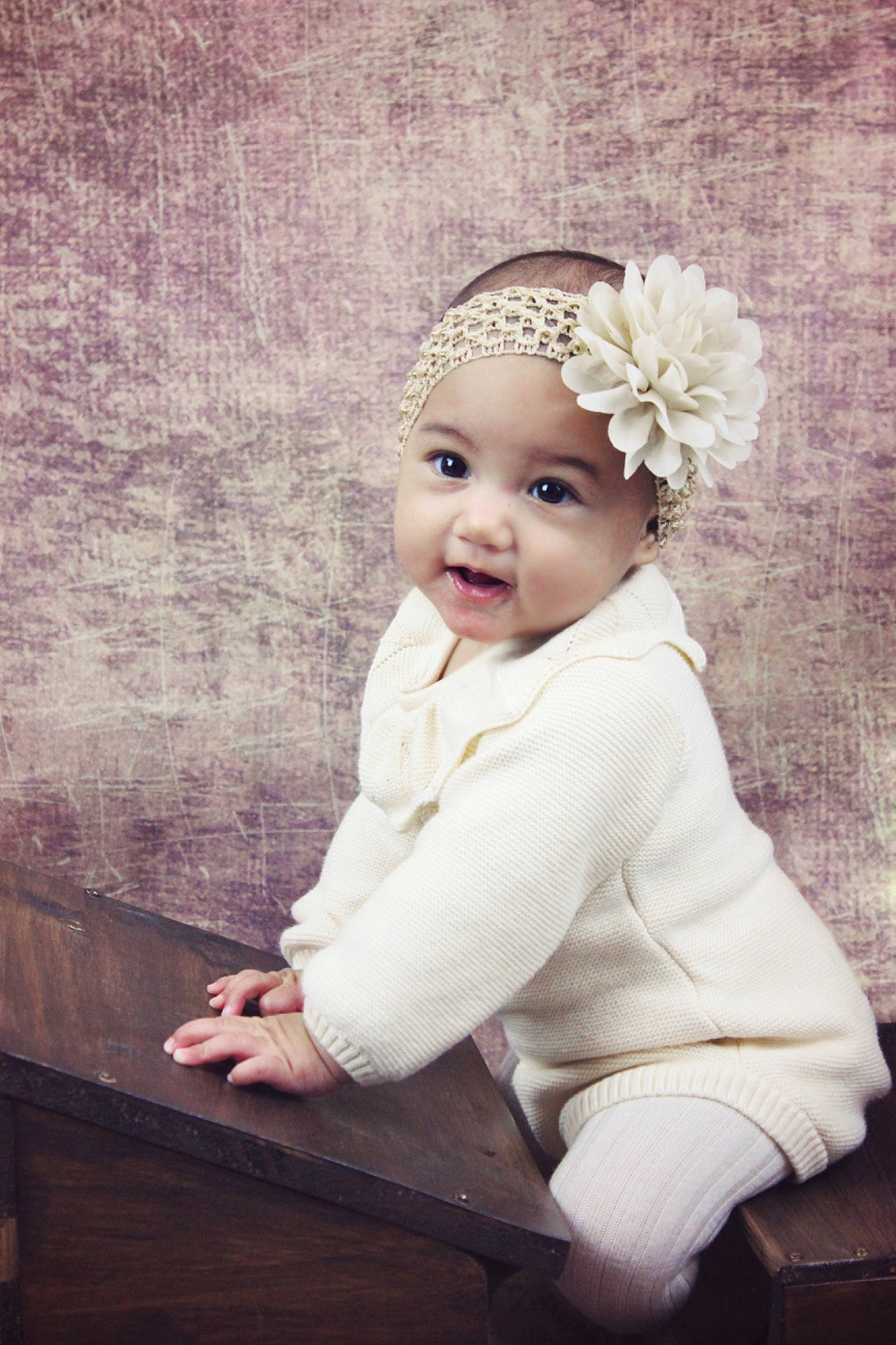 Vaheana a rejoint le concours — aidez-le/la à gagner de superbes lots ! art, baby, baby_toddler_clothing, cap, child, embellishment, fashion_accessory, flash_photography, happy, headband, headgear, headpiece, headwear, iris, lip, person, pink, skin, sleeve, smile