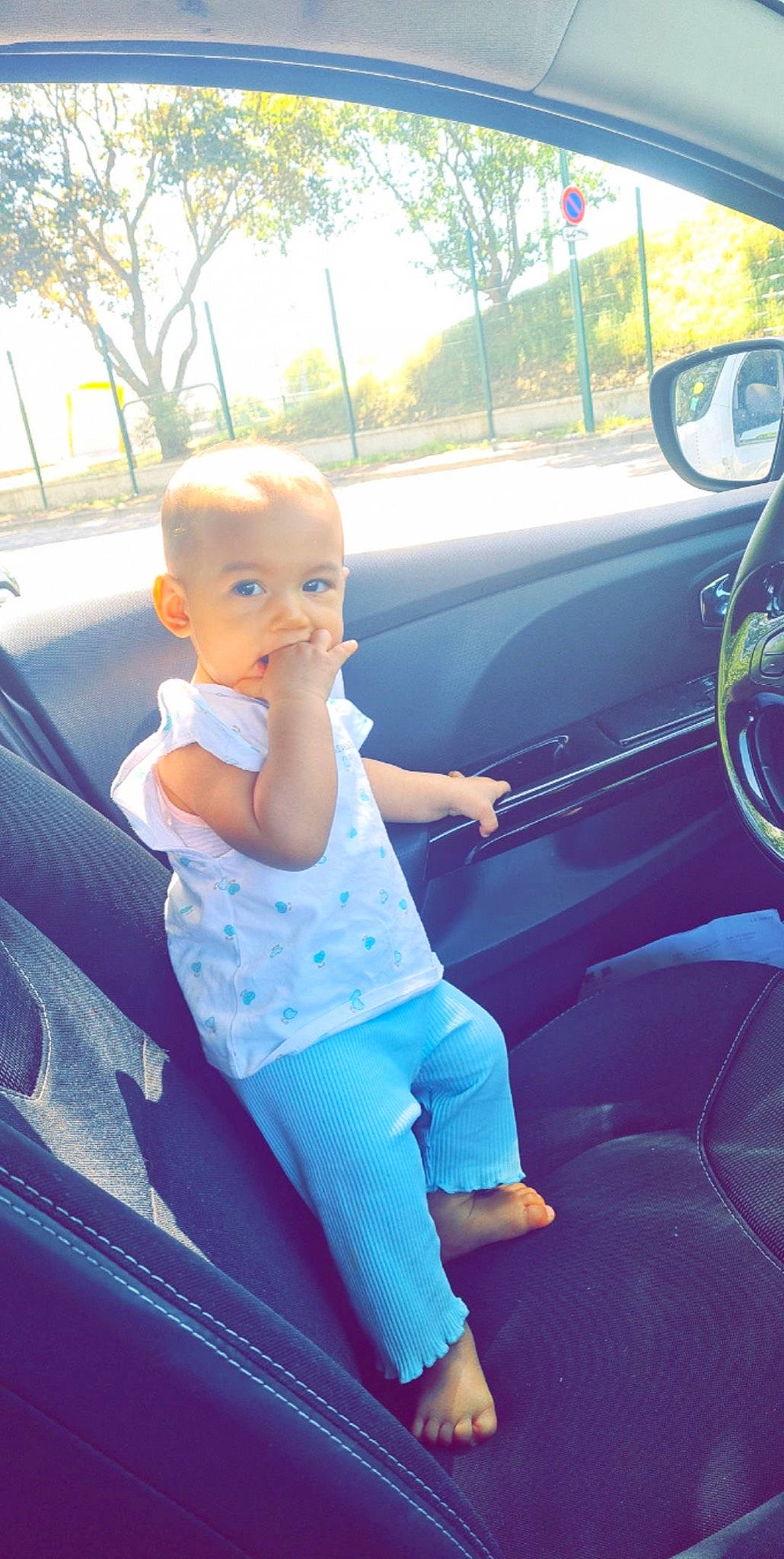 Vaheana a rejoint le concours — aidez-le/la à gagner de superbes lots ! auto_part, automotive_design, automotive_exterior, car, car_seat, car_seat_cover, cool, electric_blue, family_car, leisure, mammal, mirror, motor_vehicle, person, steering_wheel, tints_and_shades, toddler, tree, vehicle, vehicle_door