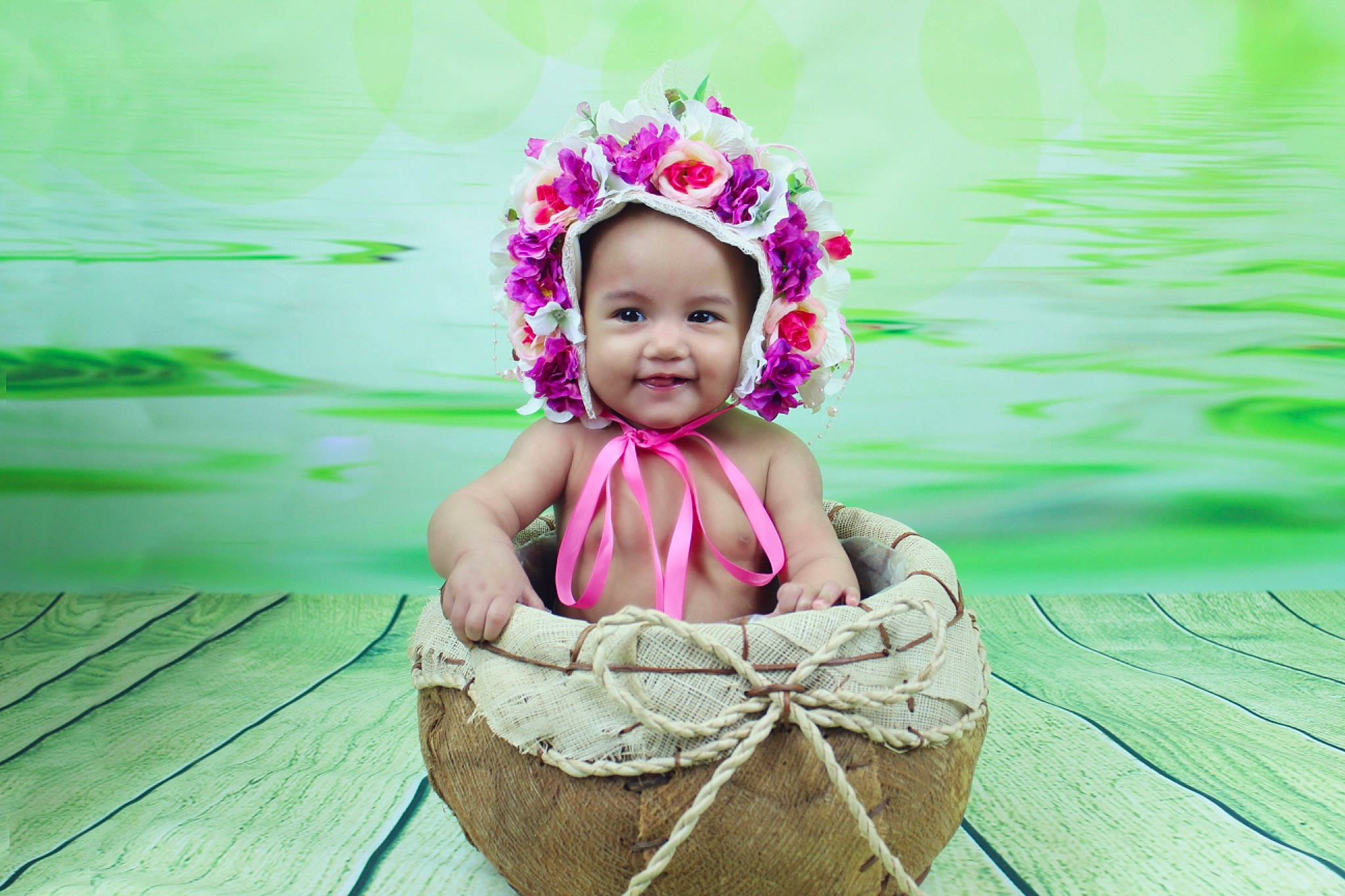 Vaheana a rejoint le concours — aidez-le/la à gagner de superbes lots ! baby, baby_toddler_clothing, eye, face, flash_photography, flower, fun, grass, happy, head, headwear, joy, leisure, magenta, people_in_nature, person, pink, plant, smile, summer