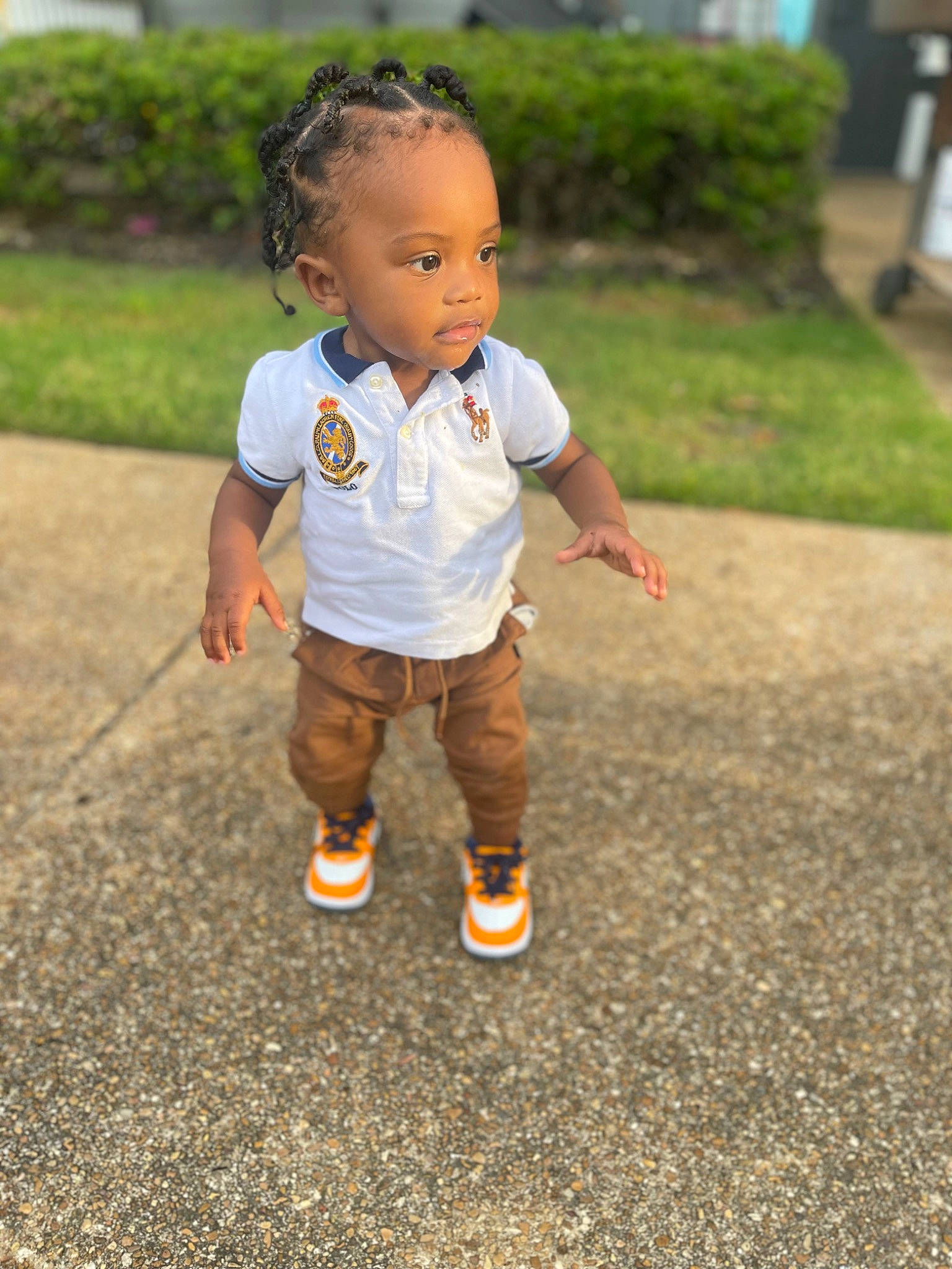 Teisen is registered to the contest to win money with this photo: asphalt, baby, baby_toddler_clothing, child, eye, face, flooring, footwear, fun, gesture, grass, hair, happy, people_in_nature, person, plant, shoe, sneakers, t_shirt, toddler