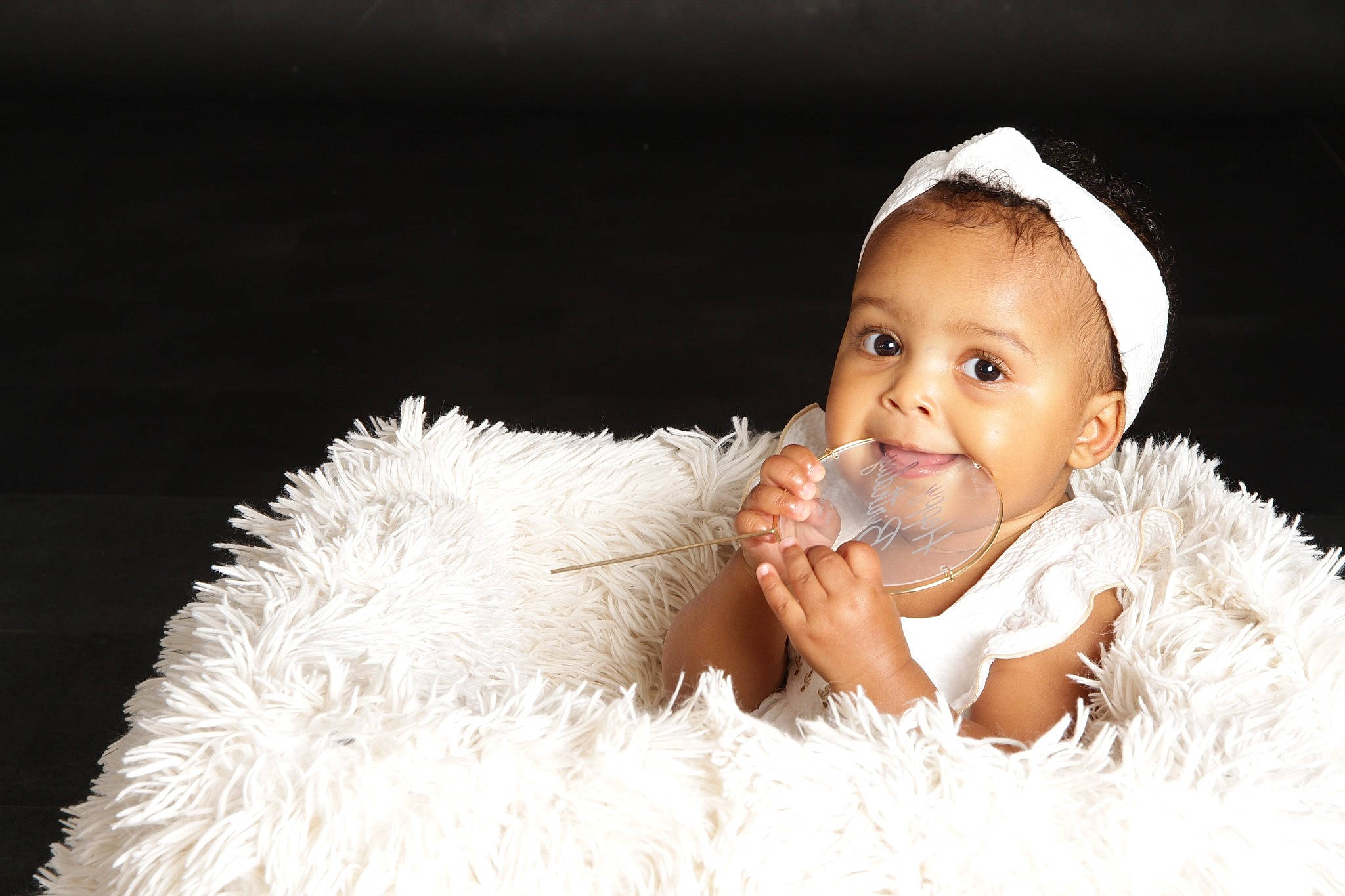 Mariana a rejoint le concours — aidez-le/la à gagner de superbes lots ! baby, baby_toddler_clothing, bridal_accessory, cap, event, fashion_accessory, flash_photography, fun, fur, fur_clothing, gesture, hair_accessory, happy, headband, headpiece, jewellery, joy, person, portrait_photography, sitting