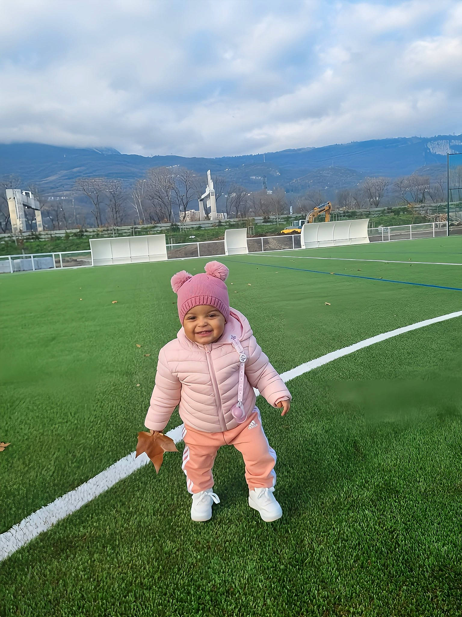 Mariana participe au concours pour gagner de l'argent avec cette photo : cloud, field, flooring, grass, grass_family, grassland, hat, headwear, joy, land_lot, landscape, lawn, leisure, meadow, mountain, pasture, people_in_nature, person, plain, plant