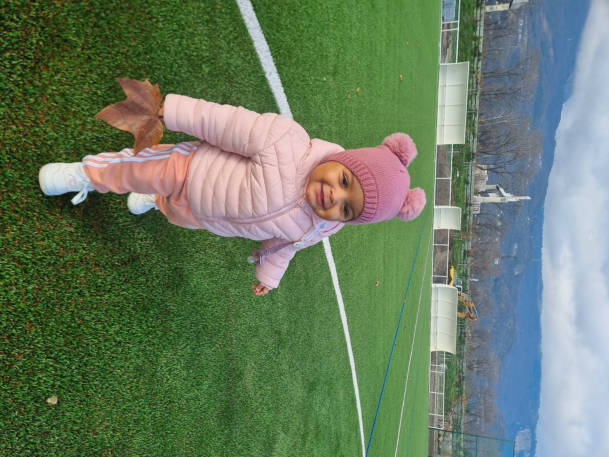 Mariana a rejoint le concours — aidez-le/la à gagner de superbes lots ! artificial_turf, cloud, flooring, fun, grass, grass_family, headwear, joy, landscape, lawn, leisure, people_in_nature, person, plant, recreation, sky, smile, toddler, tree, water