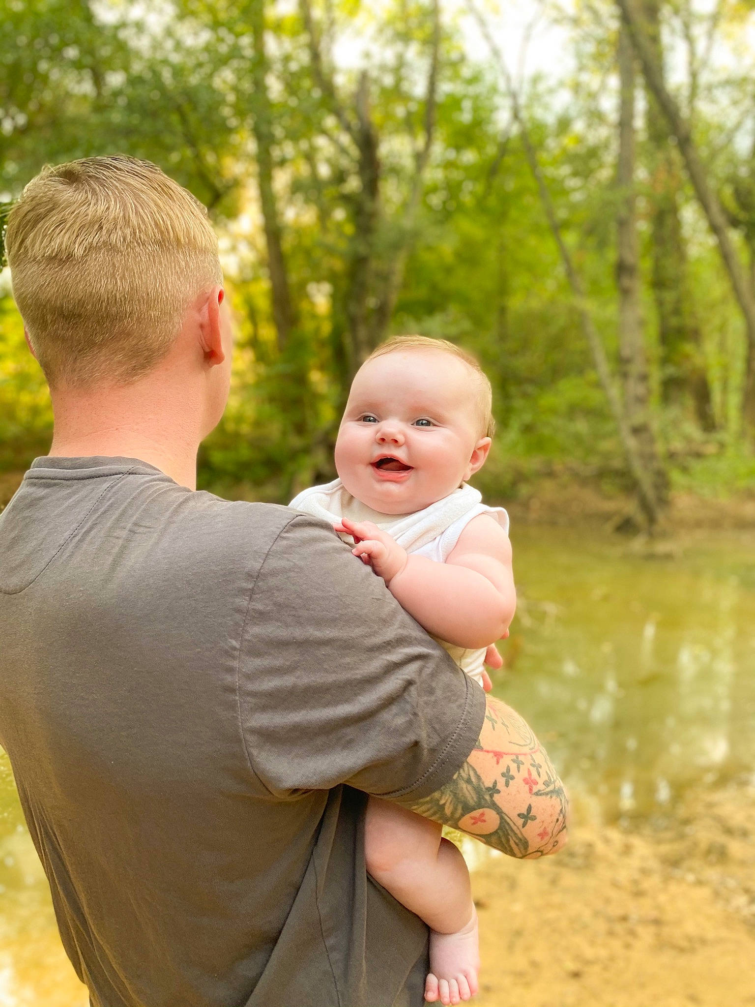 Billie participe au concours pour gagner de l'argent avec cette photo : baby, child, event, forest, fun, gesture, grass, hand, happy, lake, leisure, people_in_nature, person, plant, recreation, soil, t_shirt, toddler, tree, water