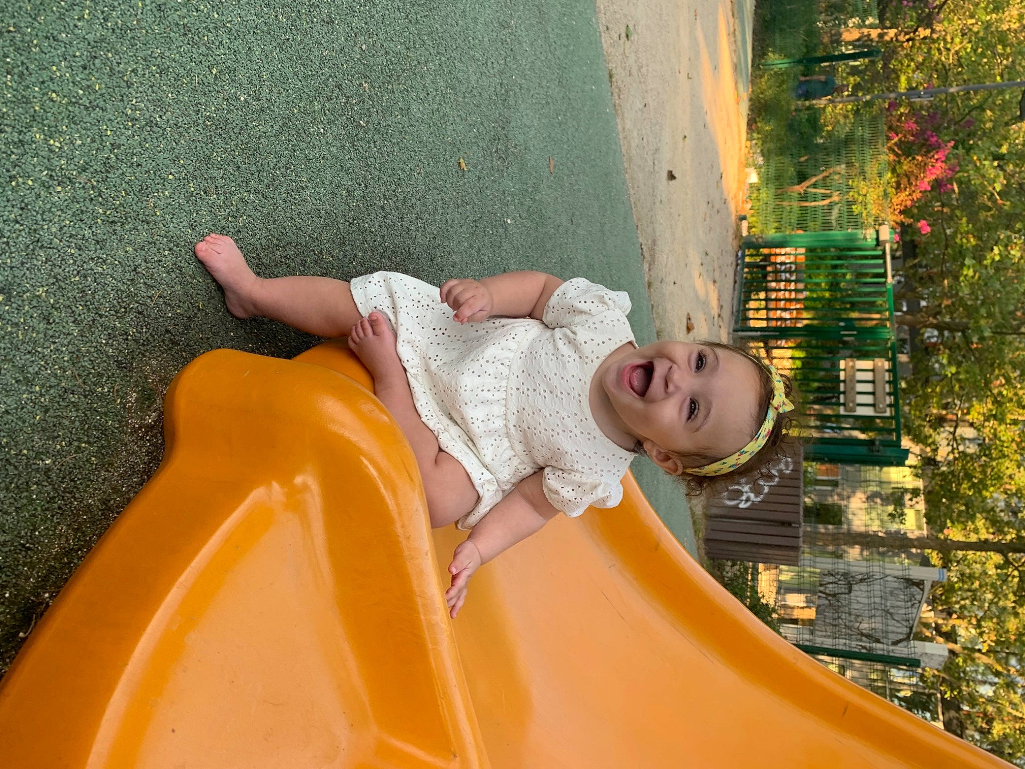 Ava a rejoint le concours — aidez-le/la à gagner de superbes lots ! chute, dress, eye, fun, grass, hair, happy, head, human_body, leaf, leisure, motor_vehicle, people_in_nature, person, plant, recreation, smile, sunlight, tints_and_shades, toddler