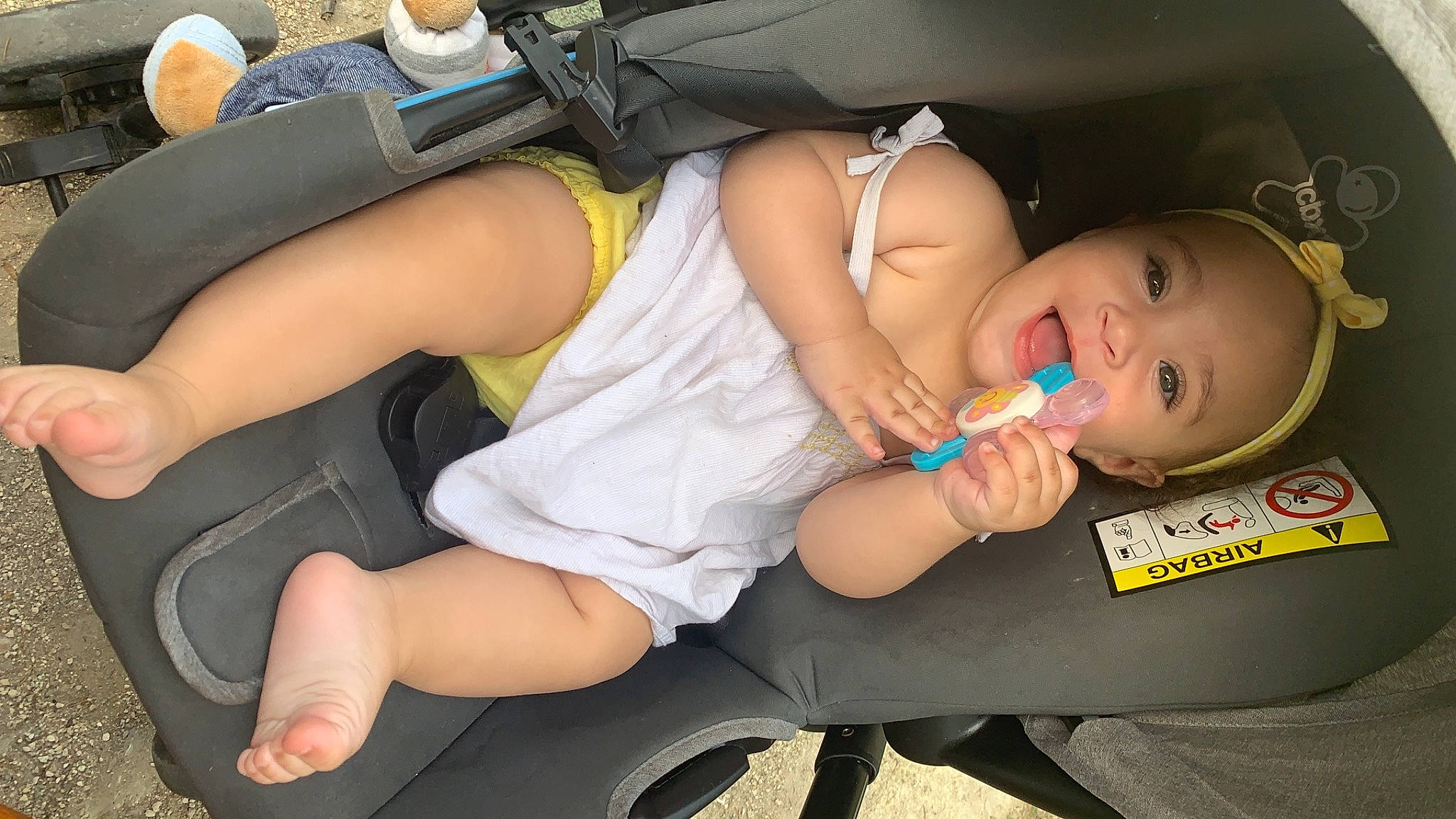 Ava a rejoint le concours — aidez-le/la à gagner de superbes lots ! abdomen, arm, car_seat, comfort, elbow, finger, fun, hand, joint, knee, lap, leg, mouth, muscle, person, shorts, sunglasses, thigh, thumb, toddler