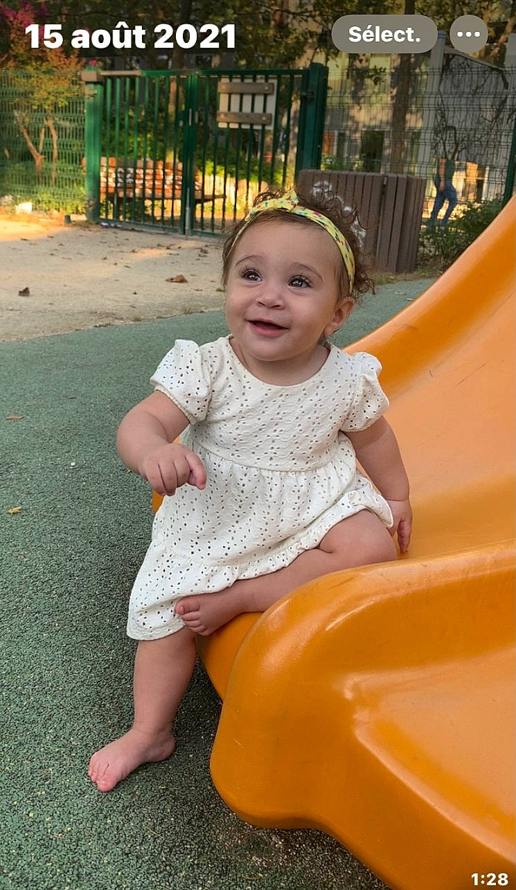 Ava participe au concours pour gagner de l'argent avec cette photo : baby, baby_toddler_clothing, city, dress, eye, fun, grass, hair, happy, head, human_body, joy, leisure, people_in_nature, person, pink, plant, recreation, skin, smile