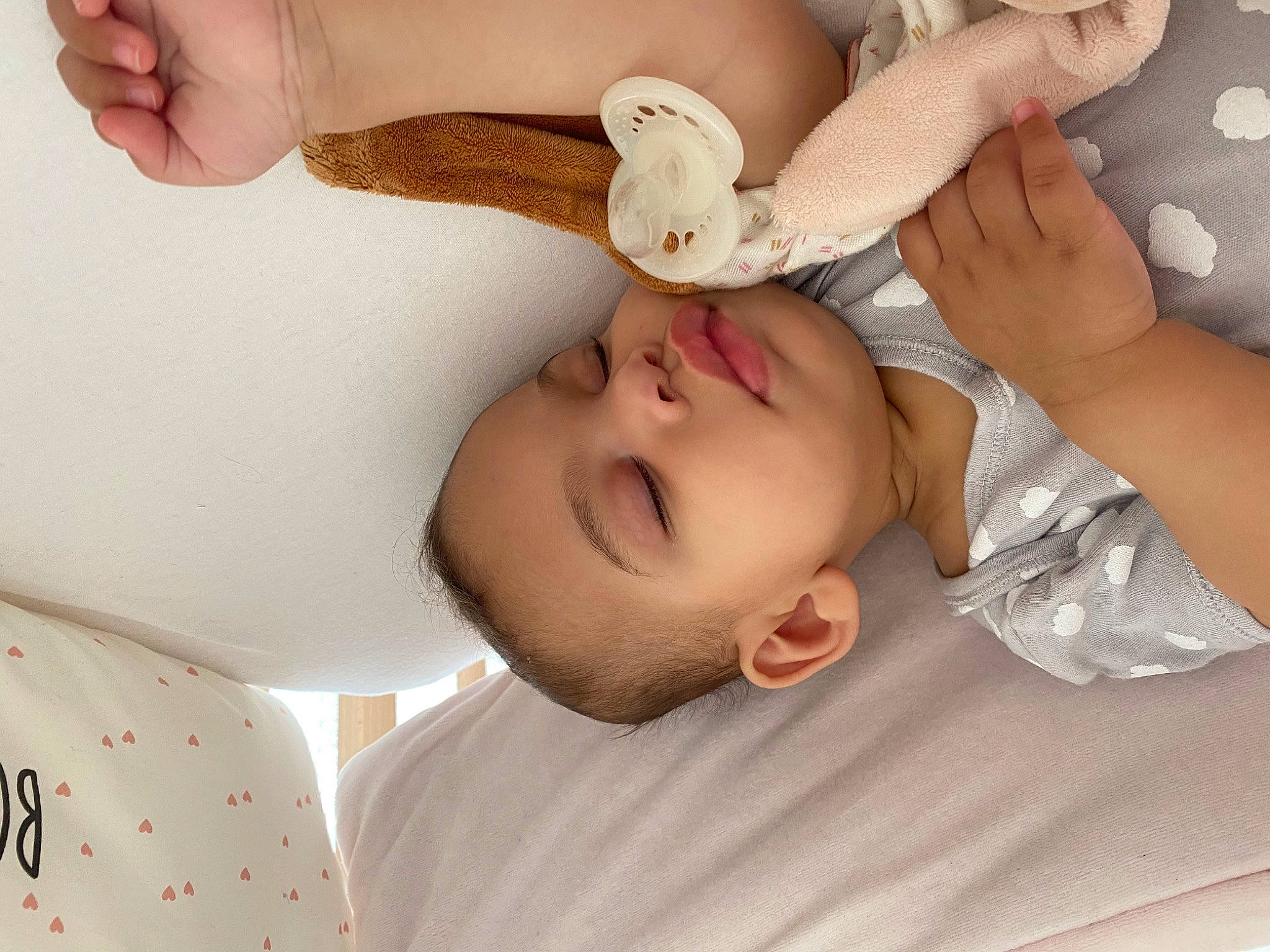 Lynn a rejoint le concours — aidez-le/la à gagner de superbes lots ! arm, baby, baby_toddler_clothing, cheek, ear, eye, eyelash, finger, gesture, hand, happy, lip, mouth, nail, neck, nose, person, skin, thumb, toddler