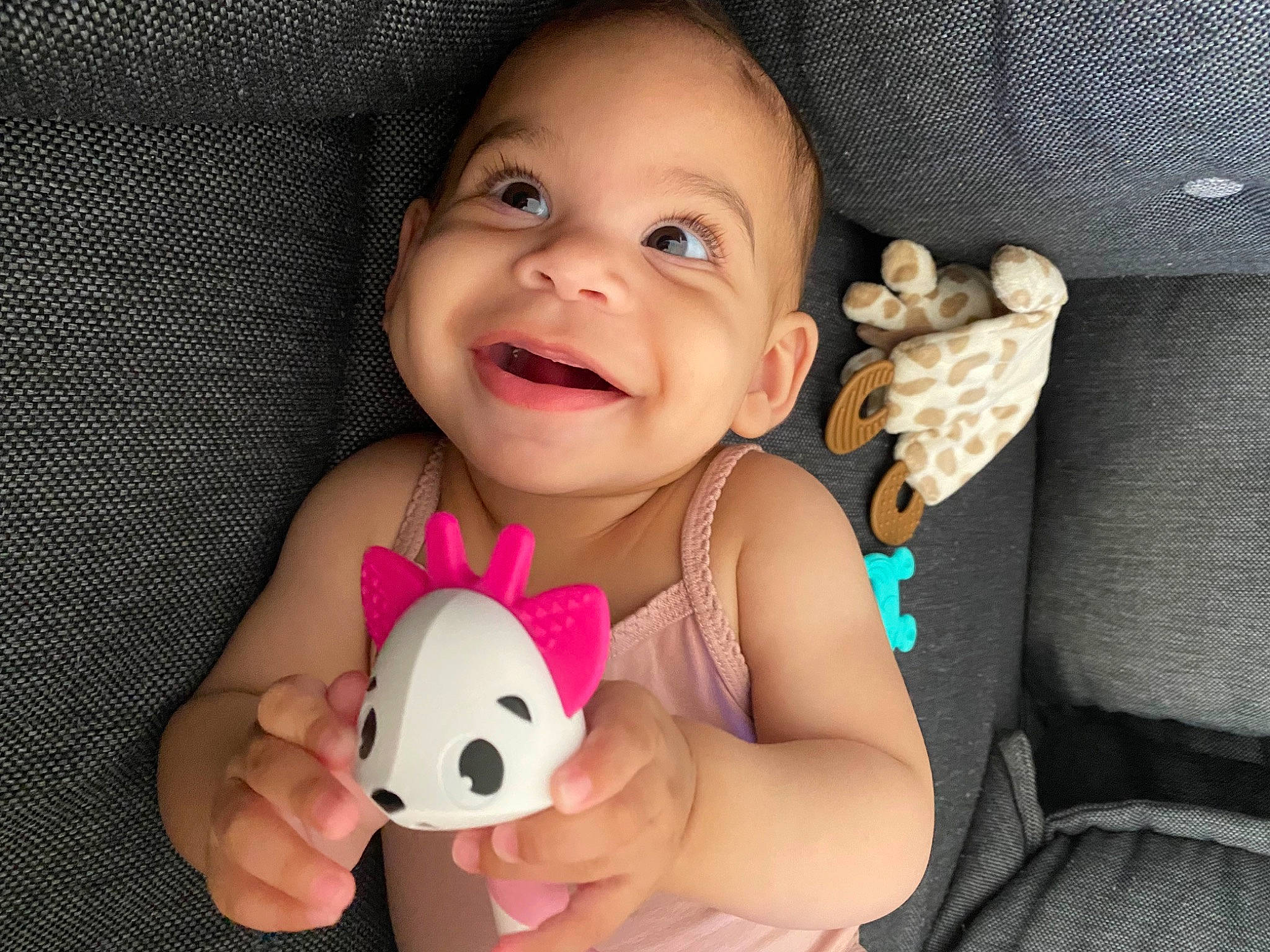 Lynn a rejoint le concours — aidez-le/la à gagner de superbes lots ! baby, baby_toddler_clothing, cheek, facial_expression, finger, gesture, hand, happy, human_body, joy, lip, mouth, nail, nose, organ, person, pink, product, skin, smile