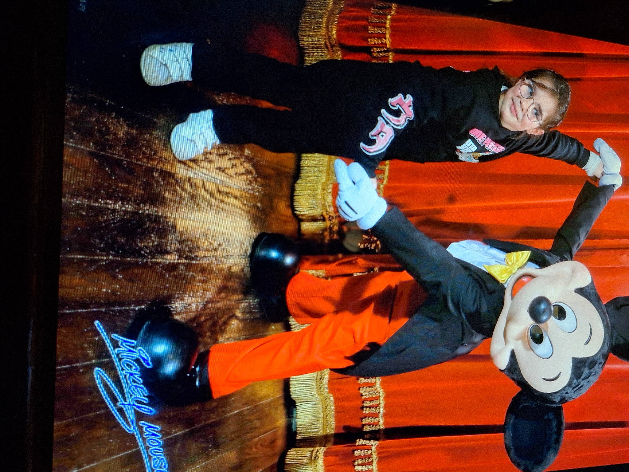 Sara participe au concours pour gagner de l'argent avec cette photo : auto_part, automotive_exterior, automotive_tire, automotive_wheel_system, boot, car, carmine, fictional_character, fun, helmet, joy, orange, person, personal_protective_equipment, rolling, stunt_performer, tire, vehicle, vehicle_door, walking_shoe