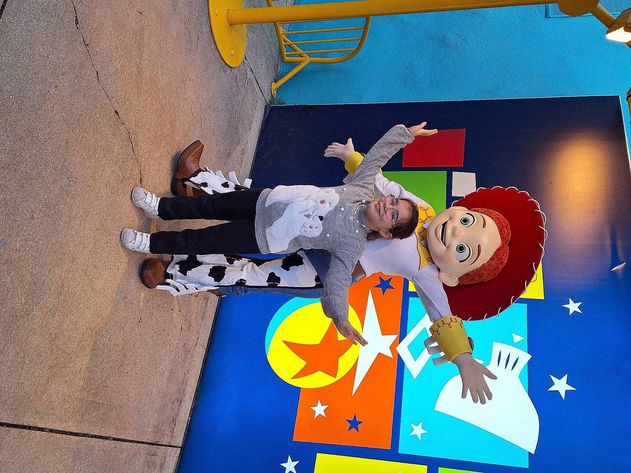 Sara a rejoint le concours — aidez-le/la à gagner de superbes lots ! animated_cartoon, animation, art, concrete, electric_blue, event, fictional_character, font, fun, graphics, happy, illustration, joy, leisure, paint, painting, person, shadow, toddler, visual_arts