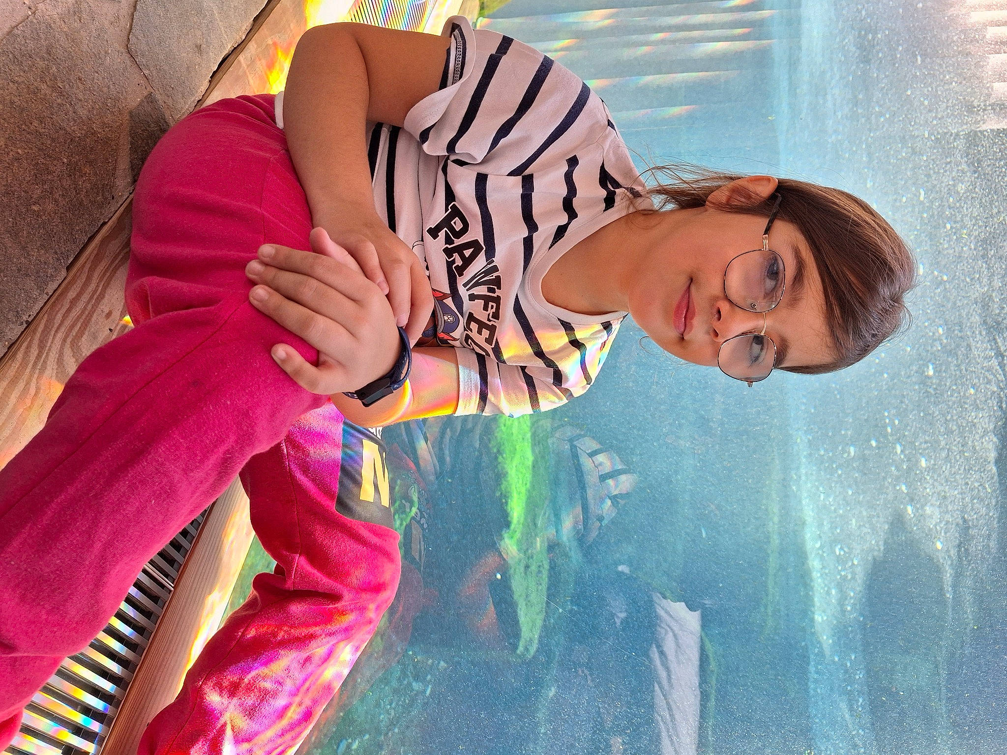 Sara participe au concours pour gagner de l'argent avec cette photo : abdomen, brown_hair, child, event, eyewear, fashion_design, flash_photography, fun, happy, human_body, human_leg, joy, leisure, long_hair, magenta, people_in_nature, person, smile, sunglasses, swimming_pool