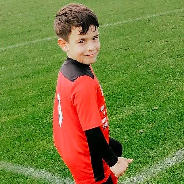 Youssef a rejoint le concours — aidez-le/la à gagner de superbes lots ! flooring, gesture, grass, grass_family, grassland, happy, jersey, joy, lawn, leisure, people_in_nature, person, plant, player, playing_sports, shirt, sleeve, smile, sports_jersey, sportswear