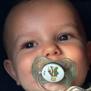 Léon a rejoint le concours — aidez-le/la à gagner de superbes lots ! baby, child, close_up, clothing, cute, cute_baby, eyes, face, happy, human, indoor, infant, long_eyelashes, pacifier, portrait, sitting, skin, smile, striped, young_child