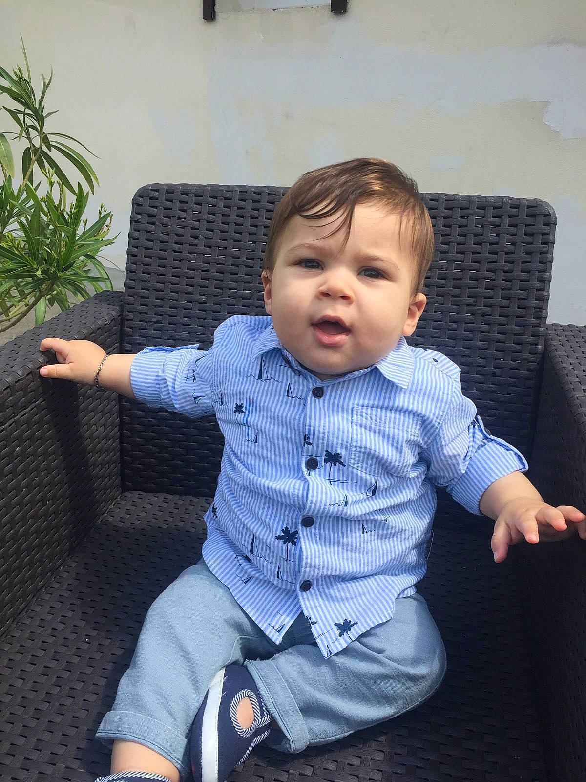 Adem participe au concours pour gagner de l'argent avec cette photo : baby, cheek, child, head, person, sitting, skin, sleeve, toddler