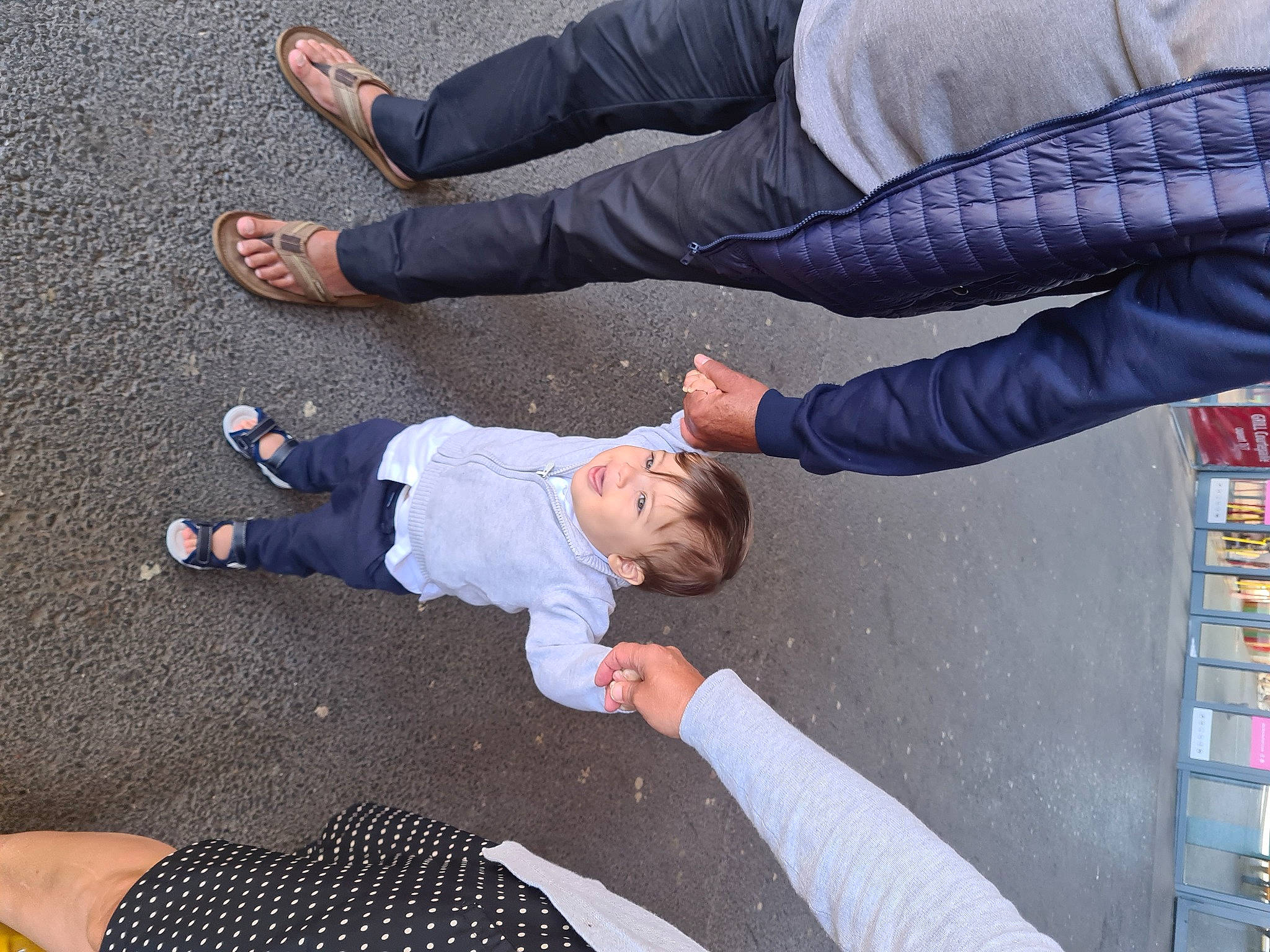 Adem participe au concours pour gagner de l'argent avec cette photo : ankle, arm, denim, finger, gesture, hand, jeans, knee, leg, person, shoe